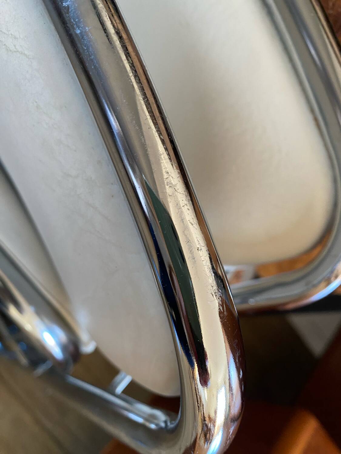 2 white folding chairs Civic