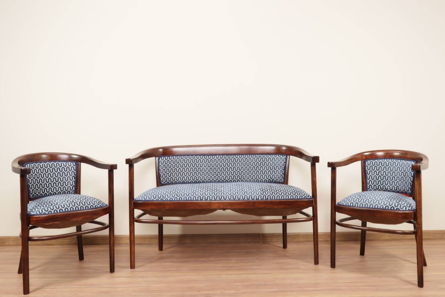 Thonet living room set, in wood and blue jacquard, 1910