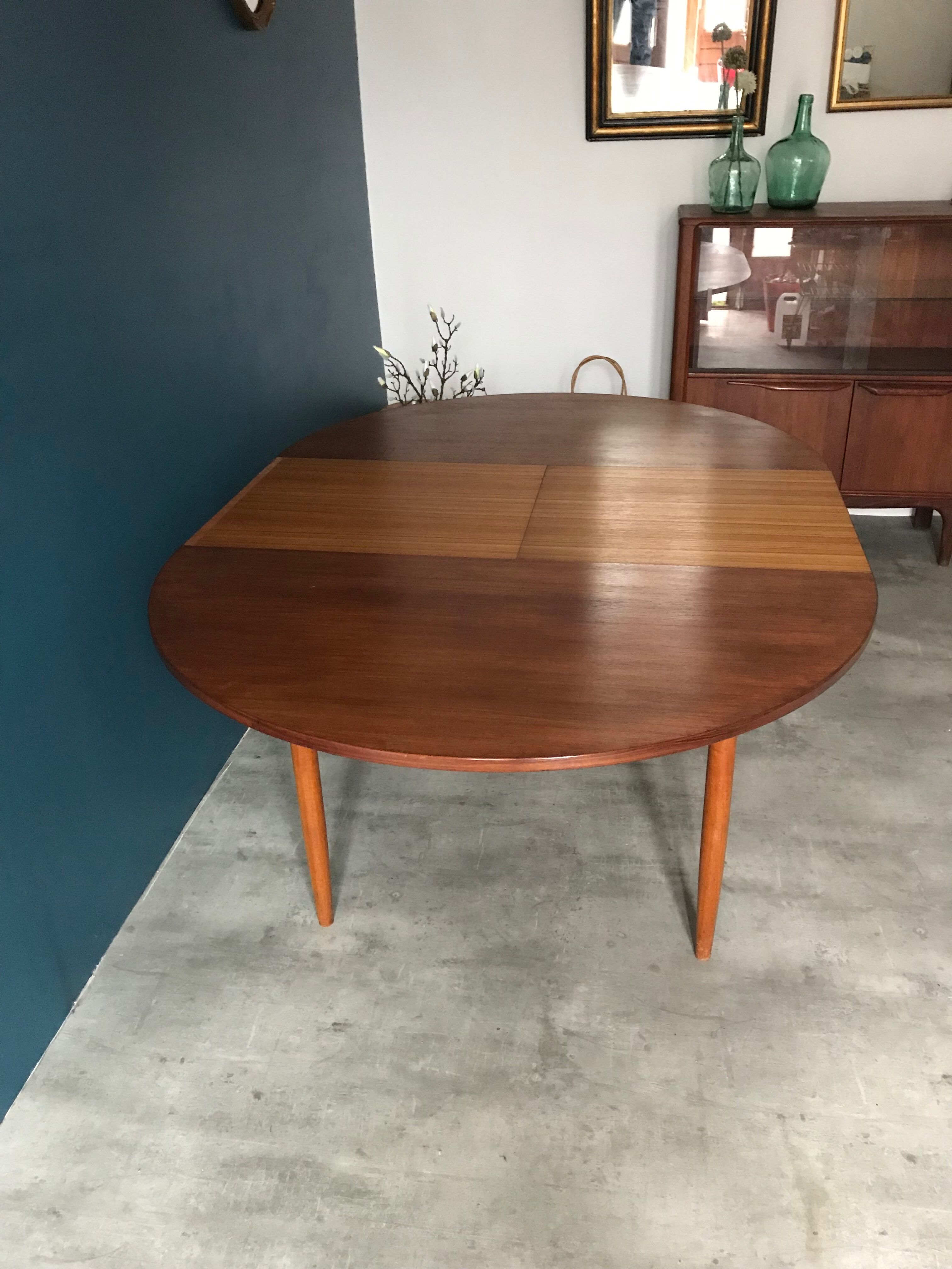 Vintage expandable round table