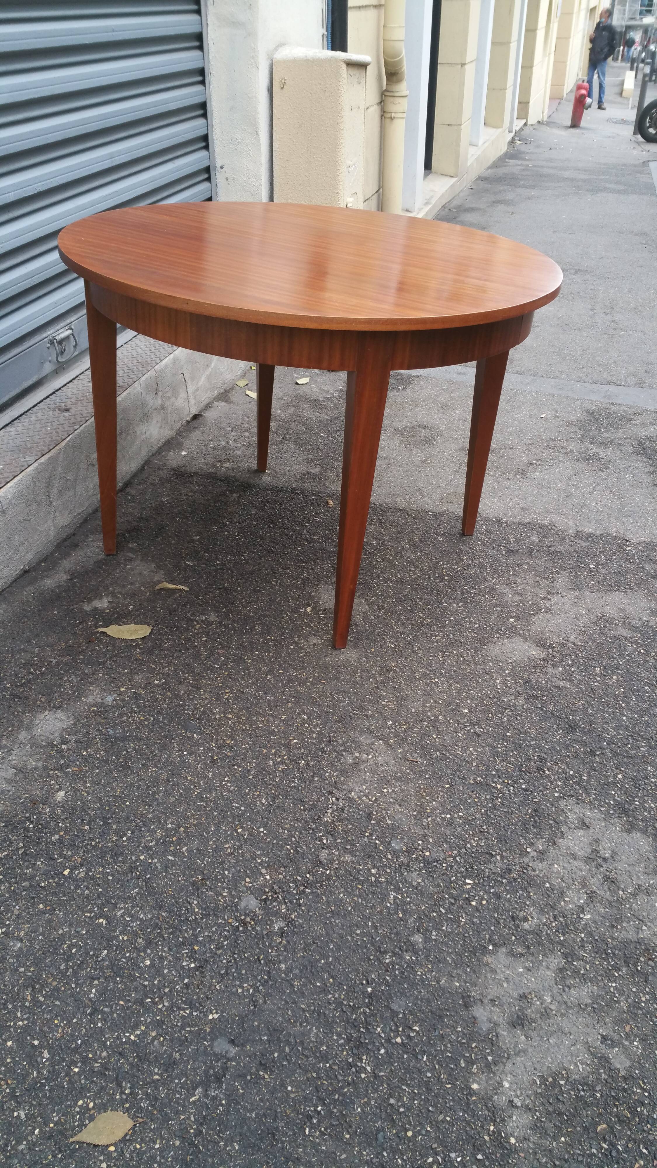 Table scandinave
