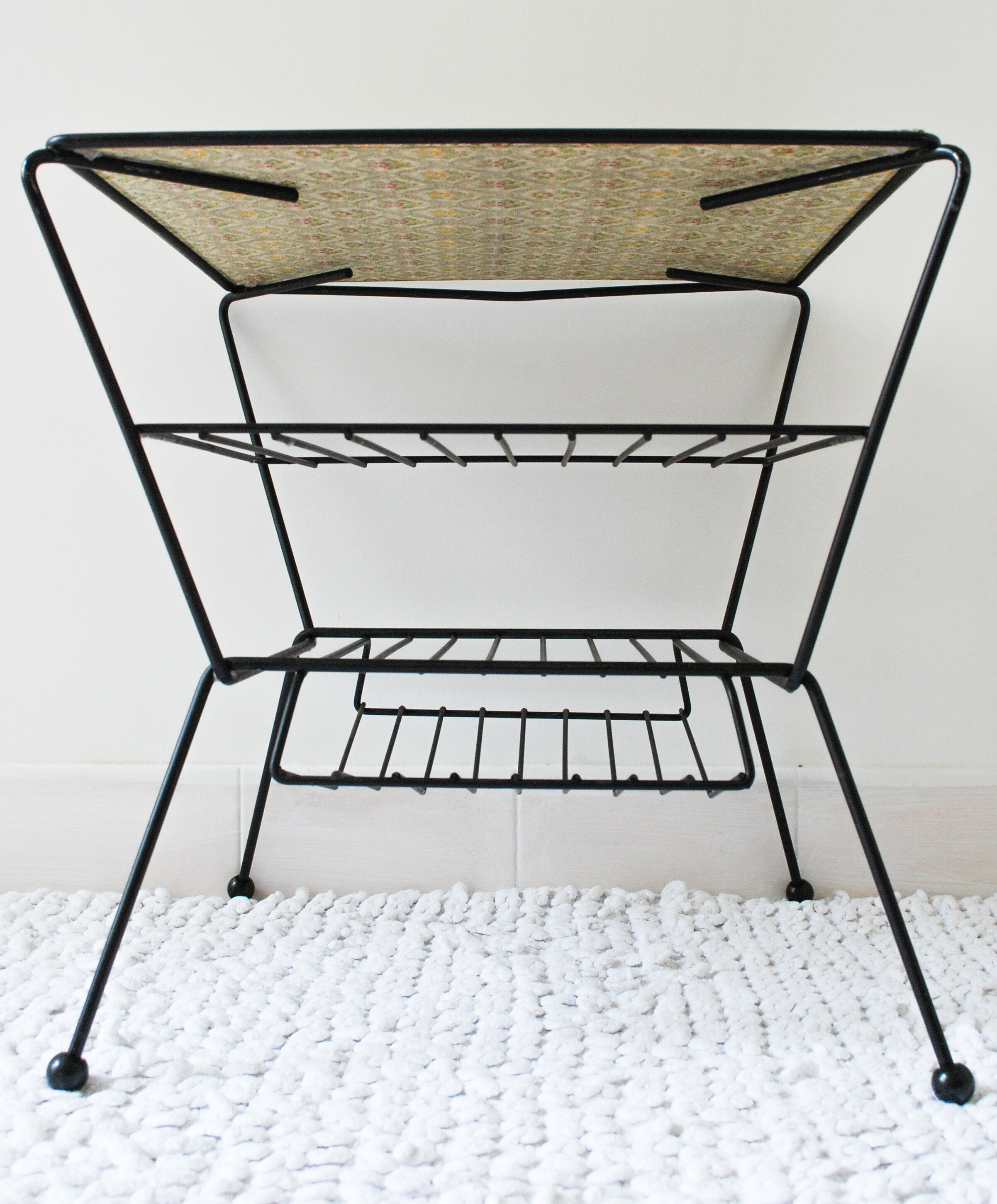 End magazine rack table