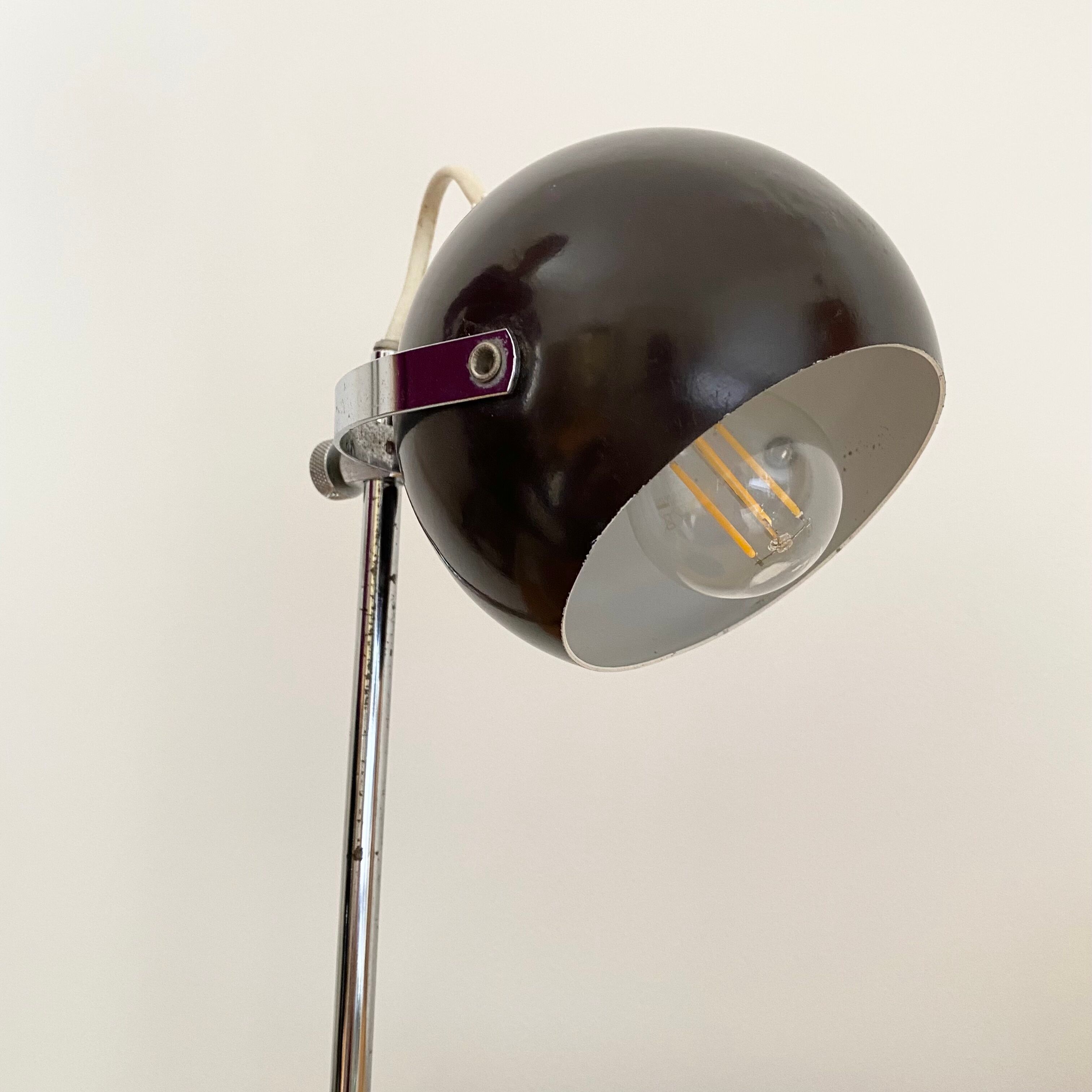 Eyeball desk lamp