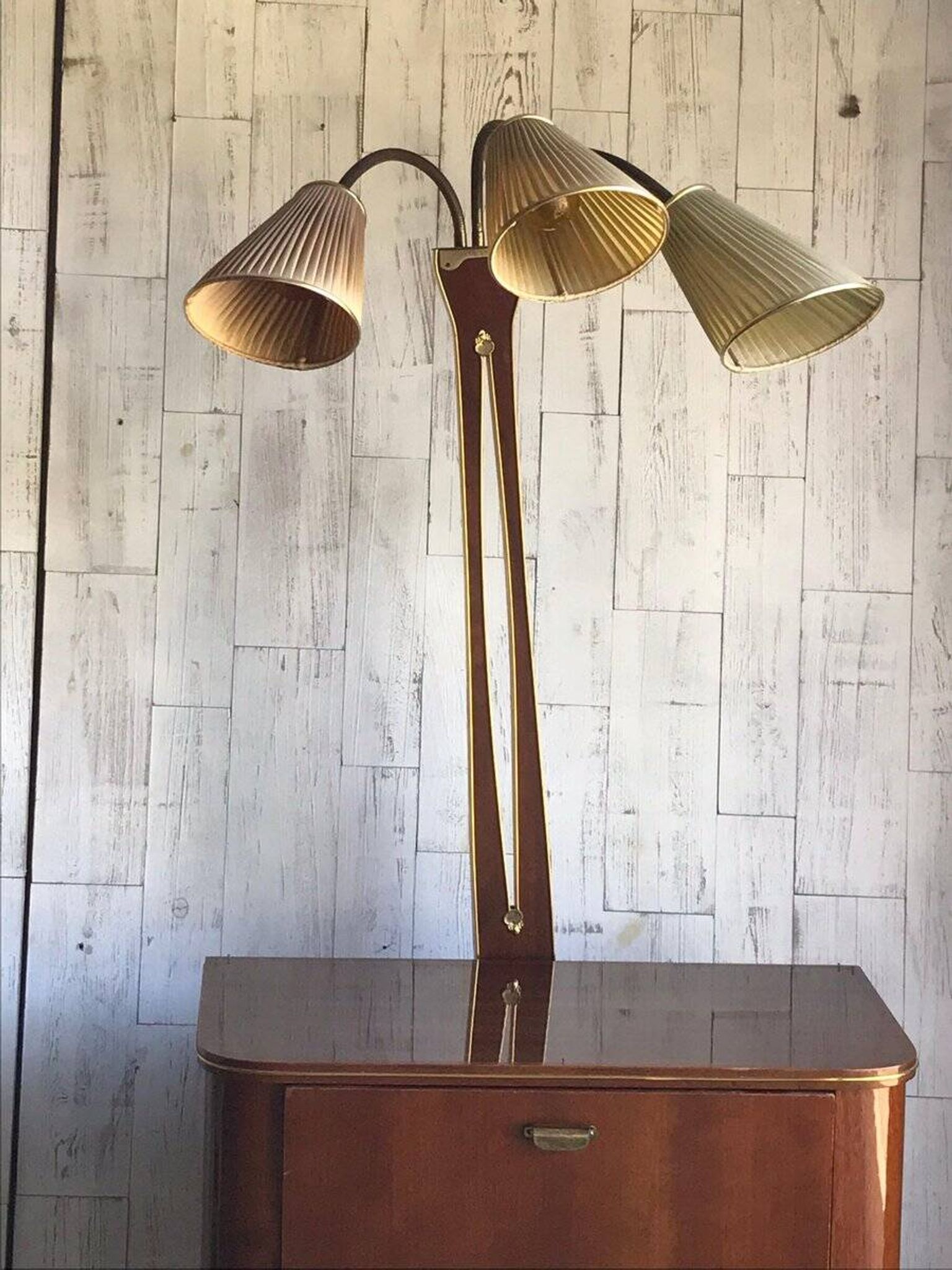Meuble à boissons Art Déco en noyer marron avec lampe intégrée et laiton, 1950s