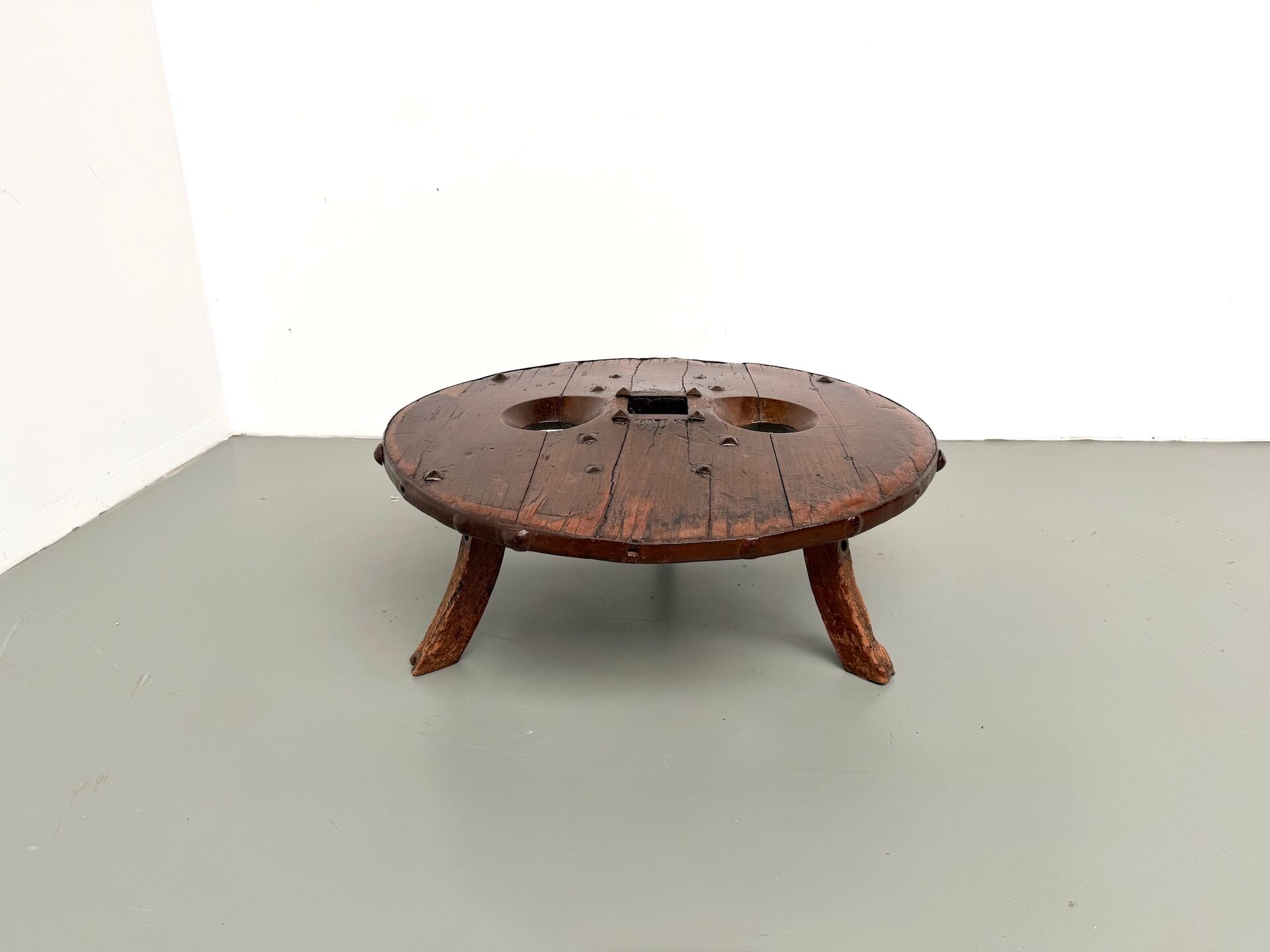 Brutalist Circular Coffee Table in Solid Wood – Brazilian Folk Art