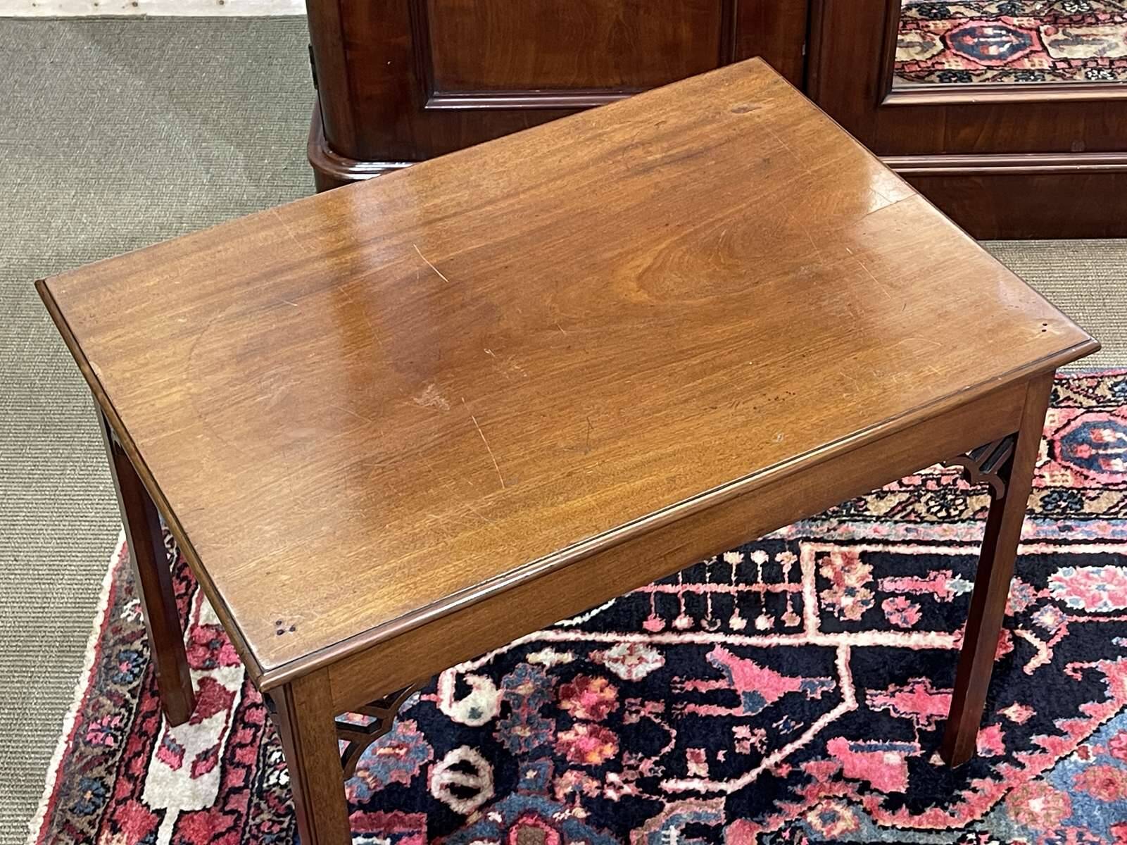 English coffee table in mahogany from the 1930s.