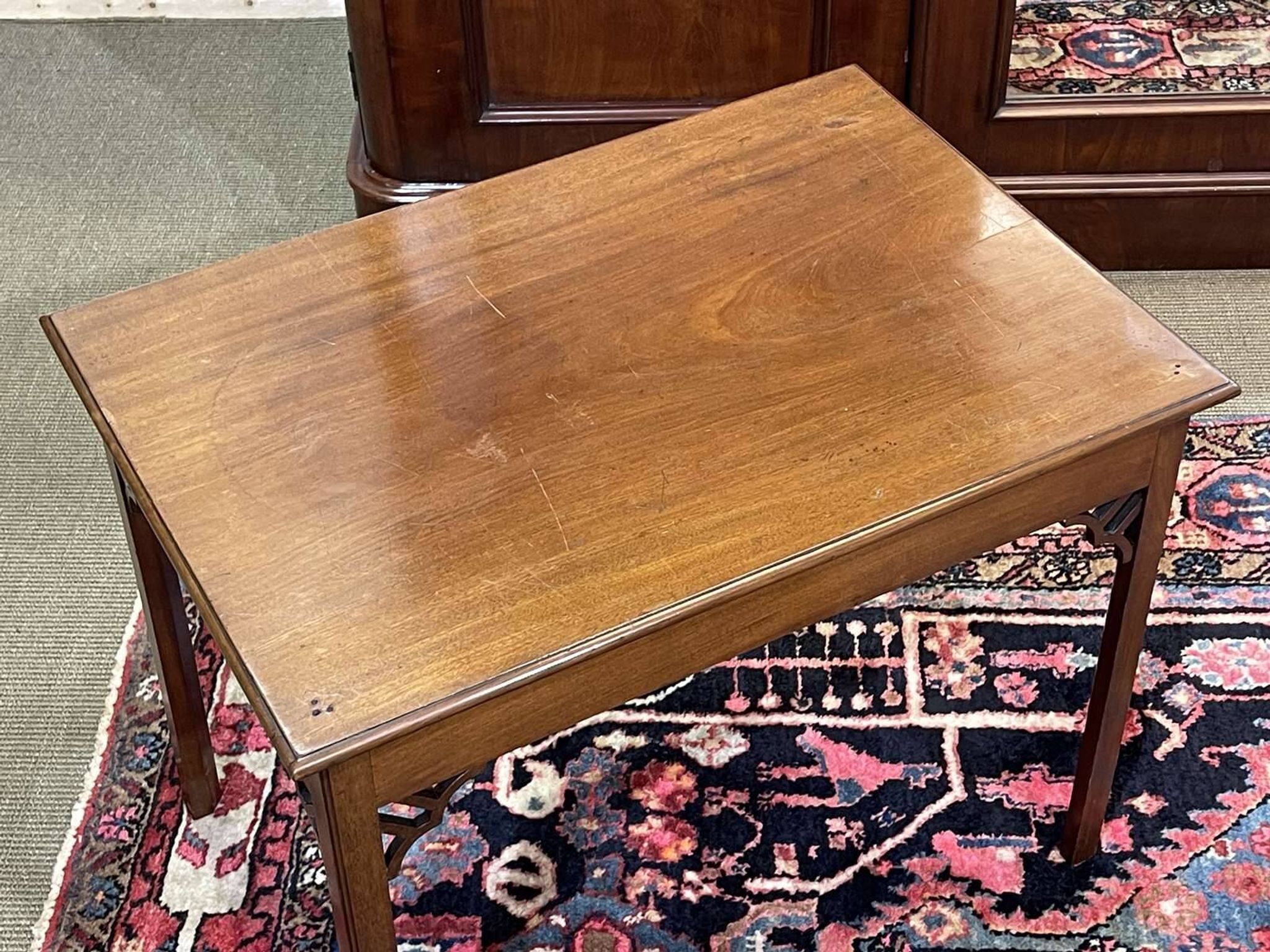 Table basse anglaise en acajou des années 1930
