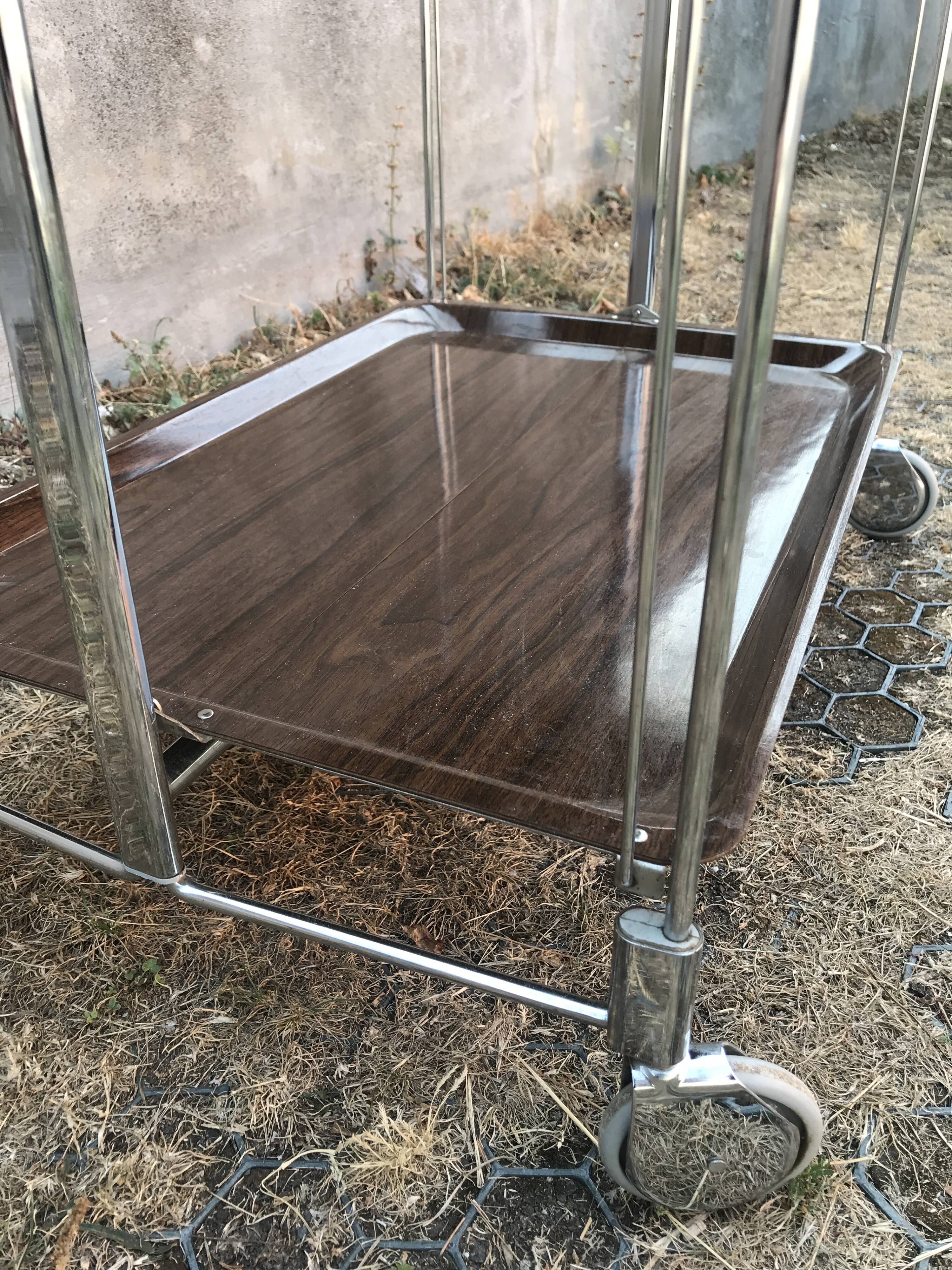 Folding serving table