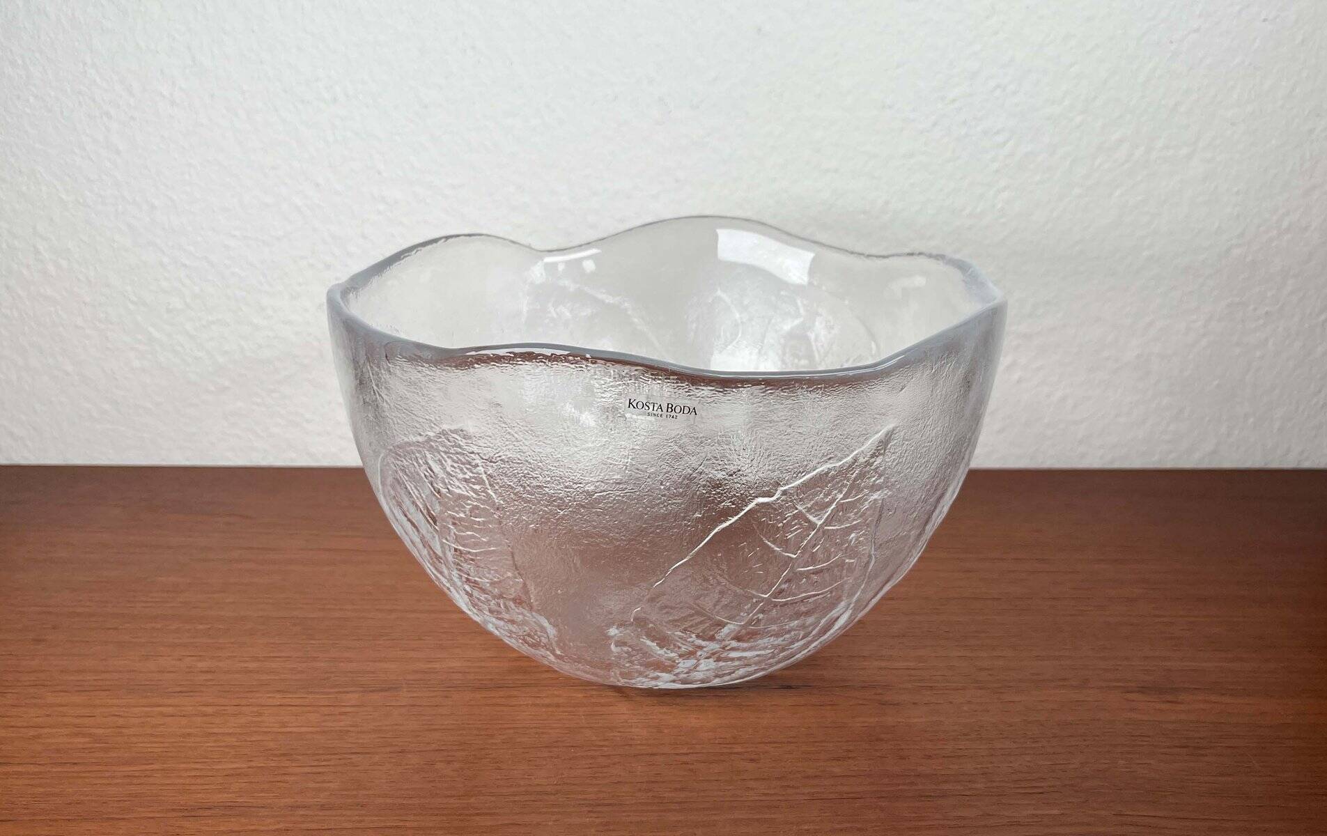Large vintage Swedish glass bowl with floral decoration by Ann Wärff for Kosta Boda, 1970s.