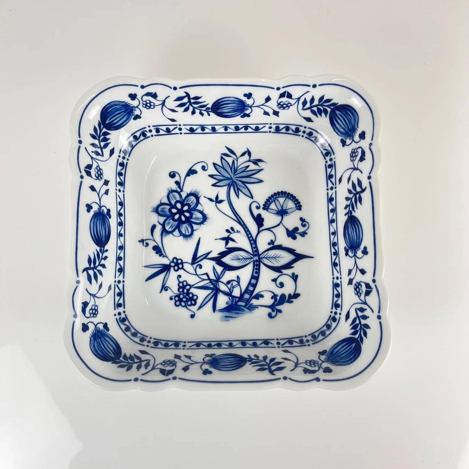 Pair of square dishes in Blue Onion porcelain Kahla – East Germany, 1960–1980