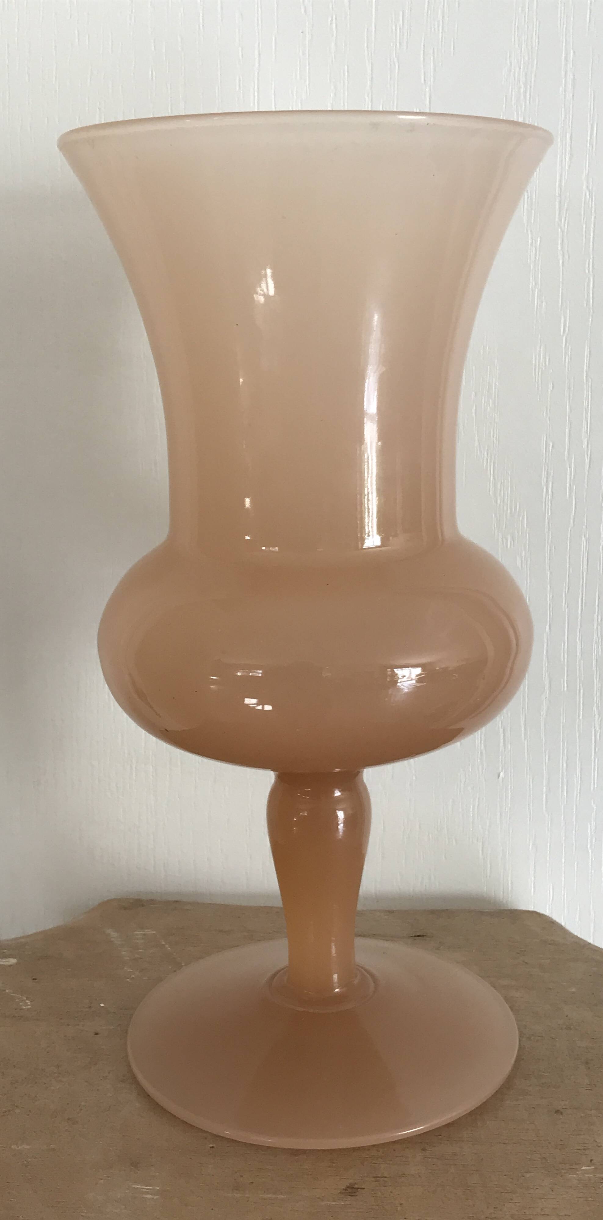 Vintage vase in opaline old pink medici style