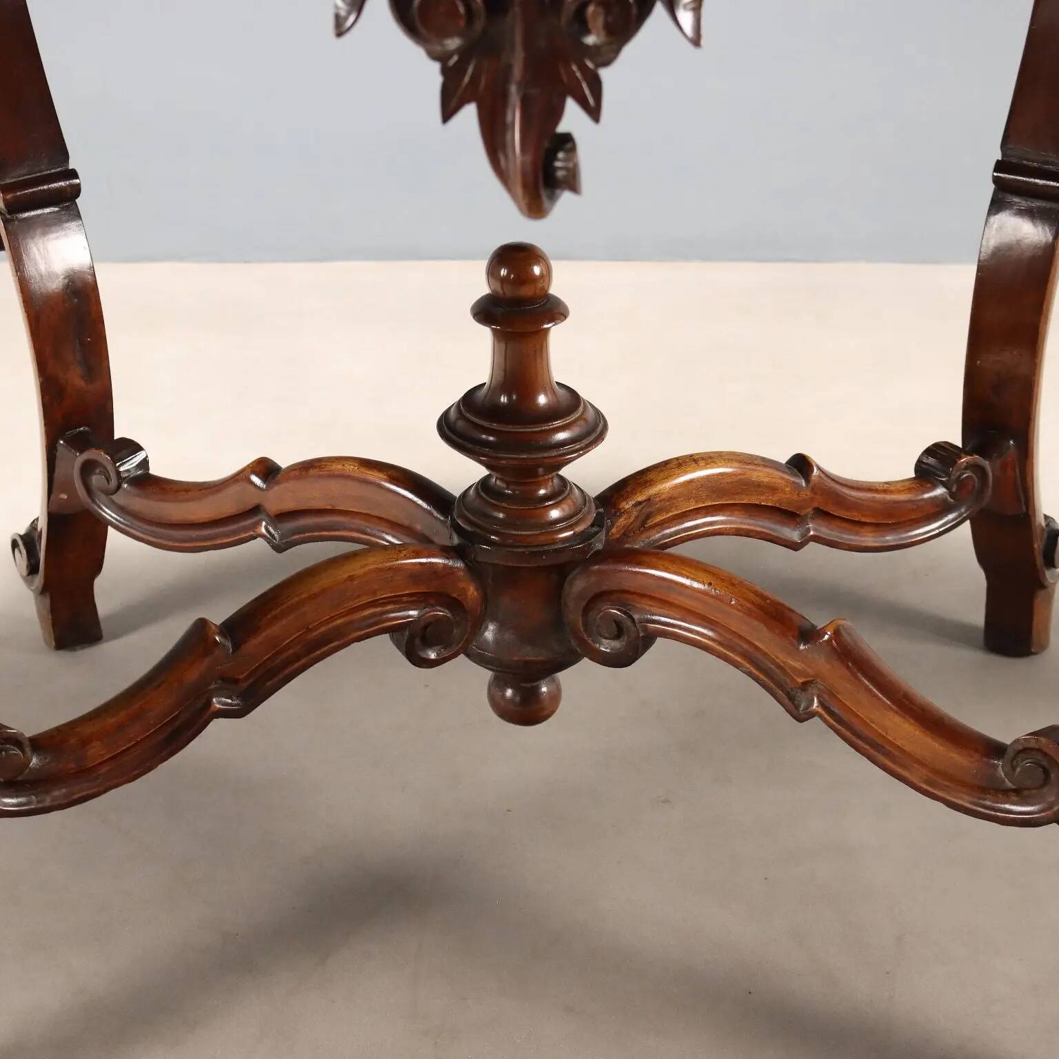 Small antique Louis-Philippe table in walnut, Italy, 19th century.