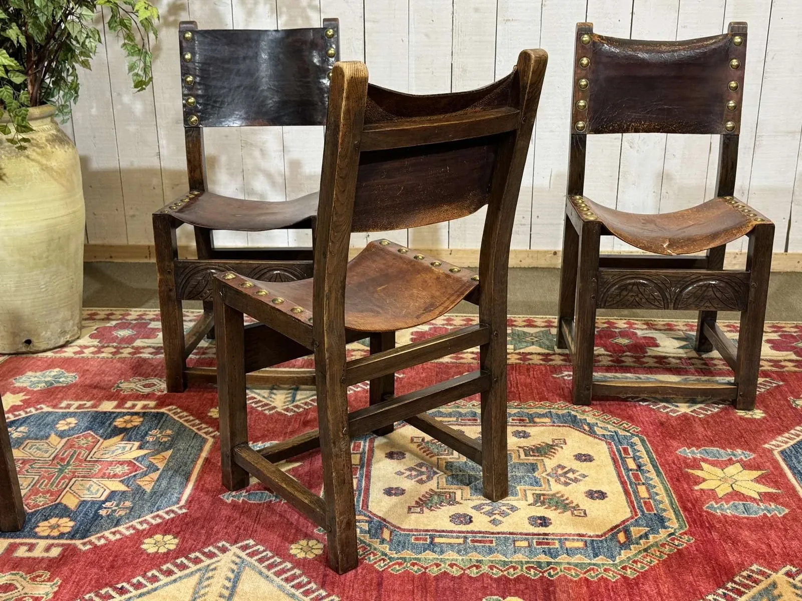 Set of 6 English chairs in oak and fine leather from the late 19th century.