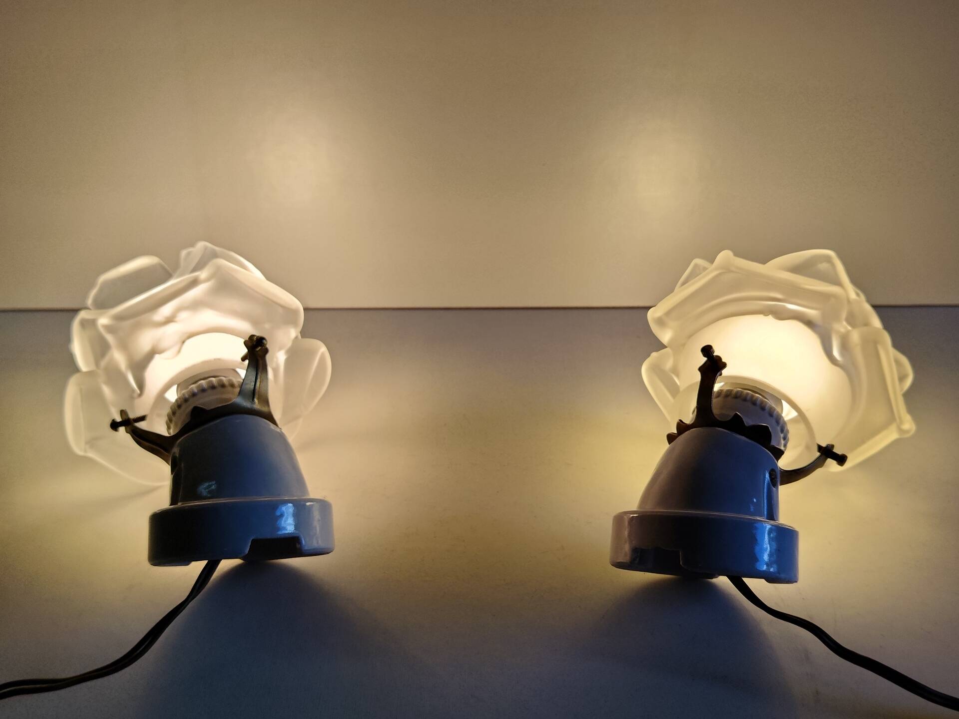 Art Deco wall lights in porcelain and glass paste - 1930s/40s