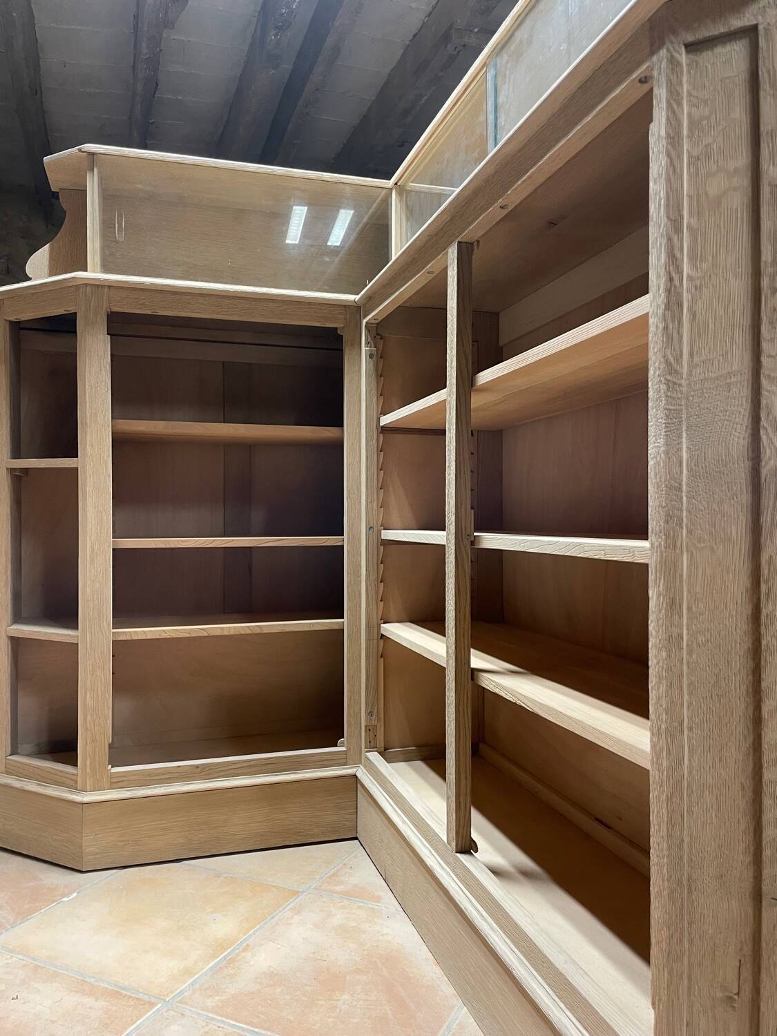 Meuble de métier ancien d’angle en chêne – bibliothèque / meuble de ra