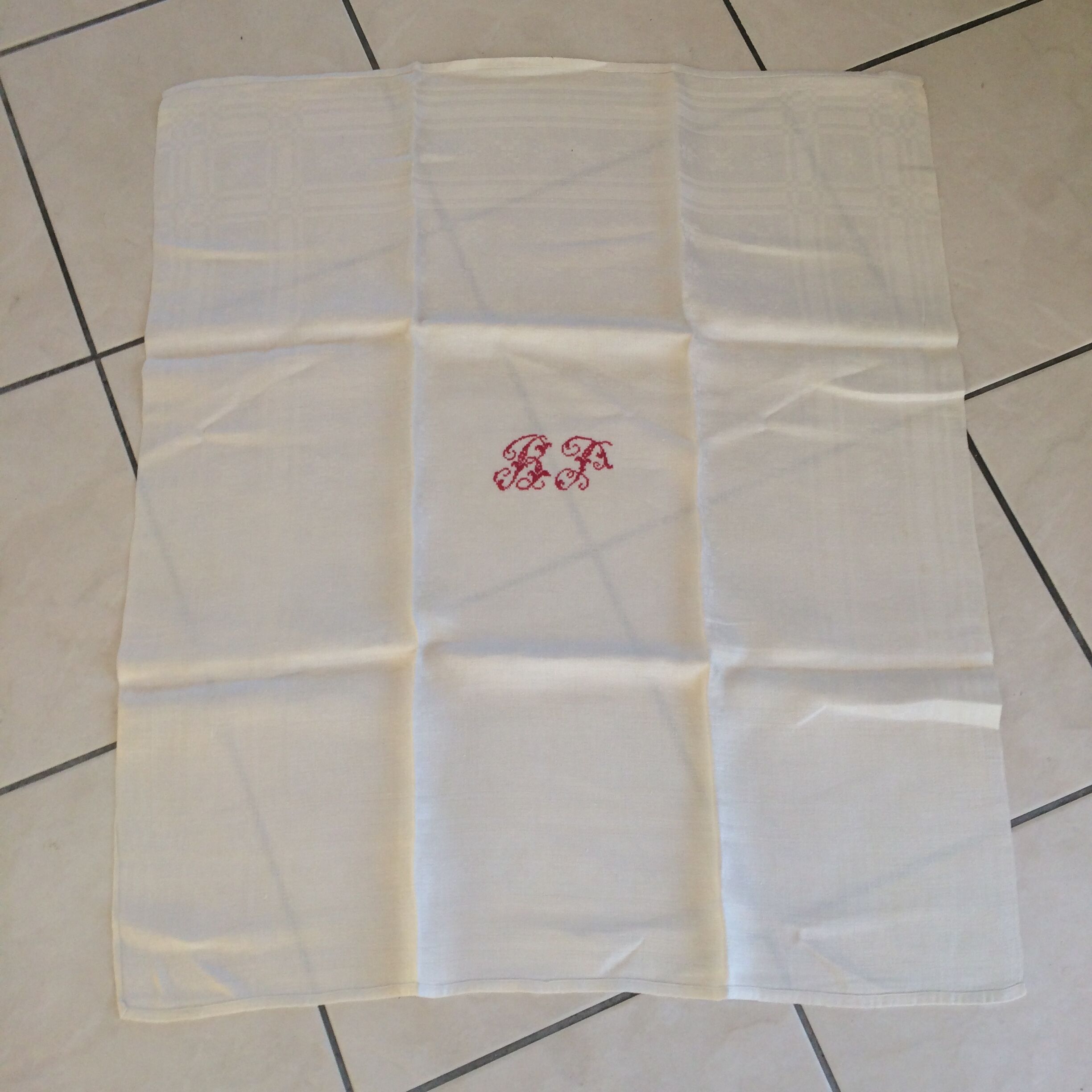 Lot de 14 serviettes blanches et anciennes avec initiales rouges
