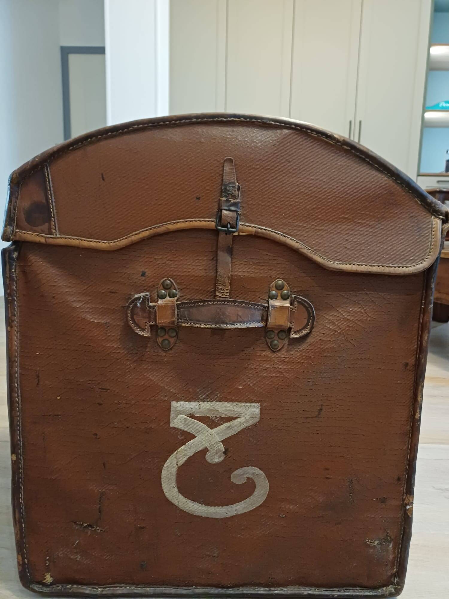 Semi-soft travel suitcase