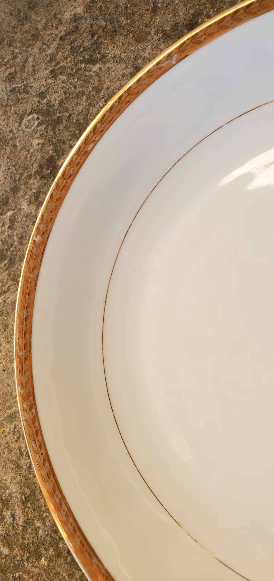 Set of 6 flat plates in Foëcy porcelain with golden epi border