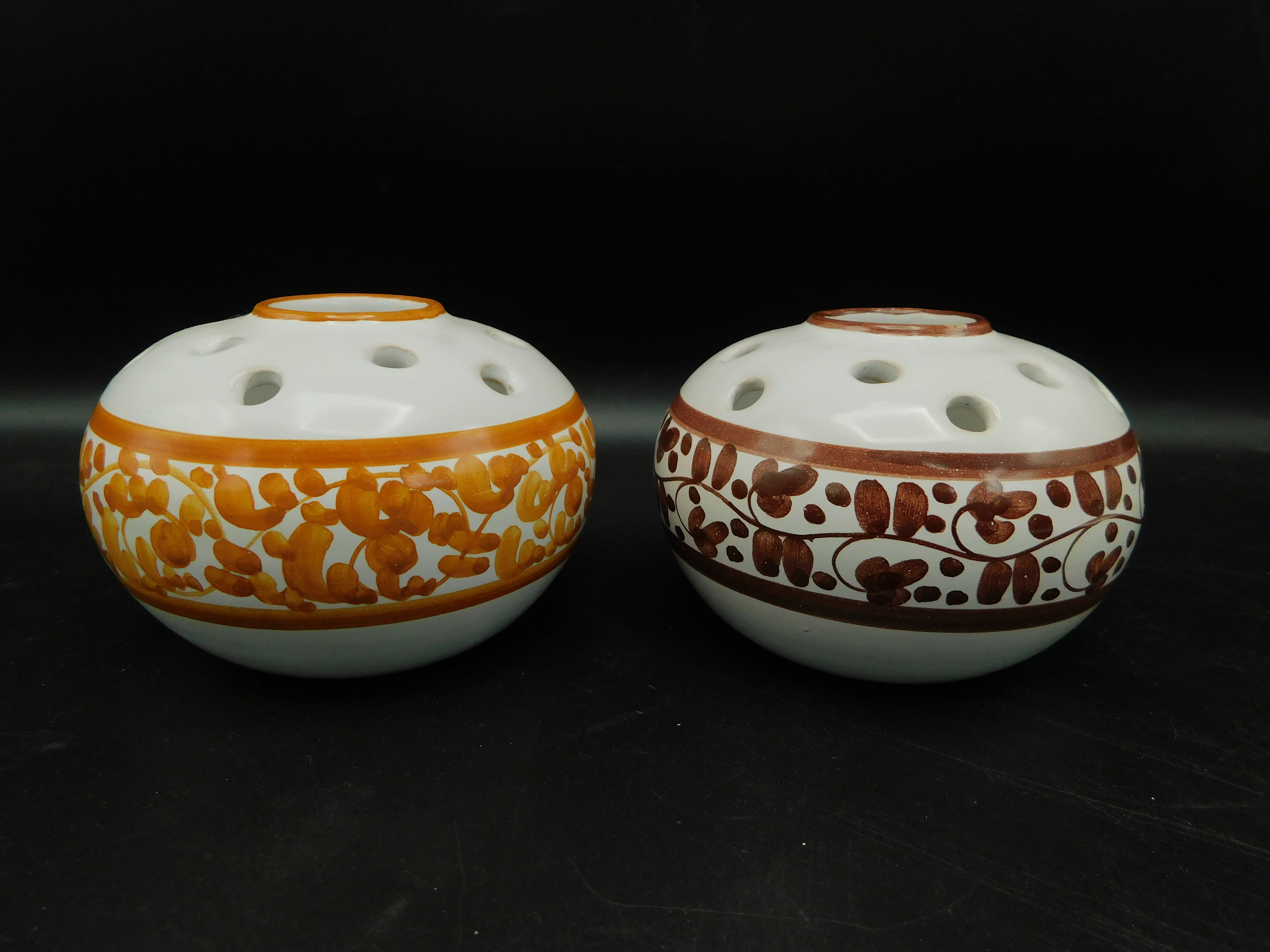 Tandem de vases pique-fleurs en céramique italienne