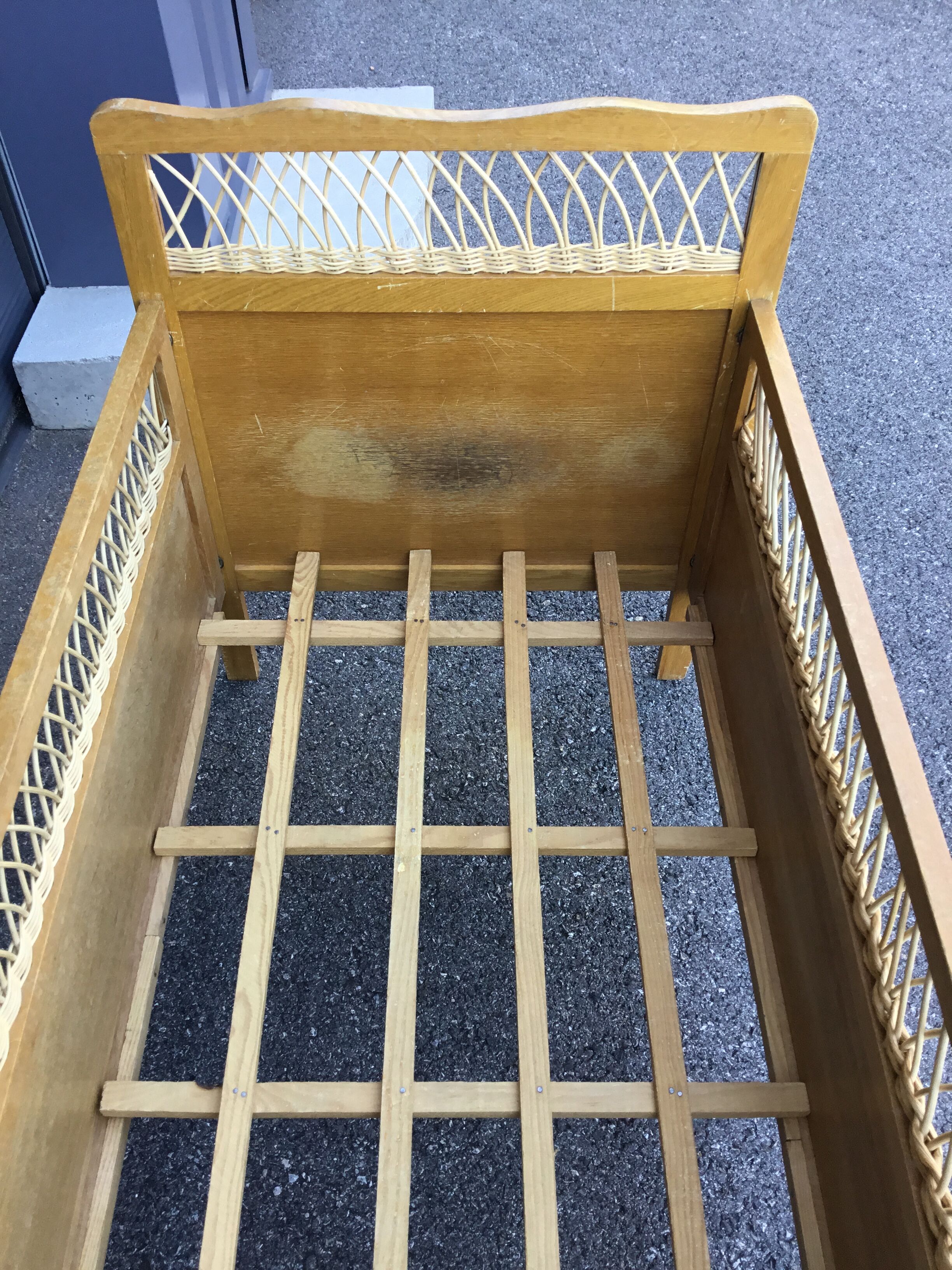 Lit pour bébé en bois et osier
