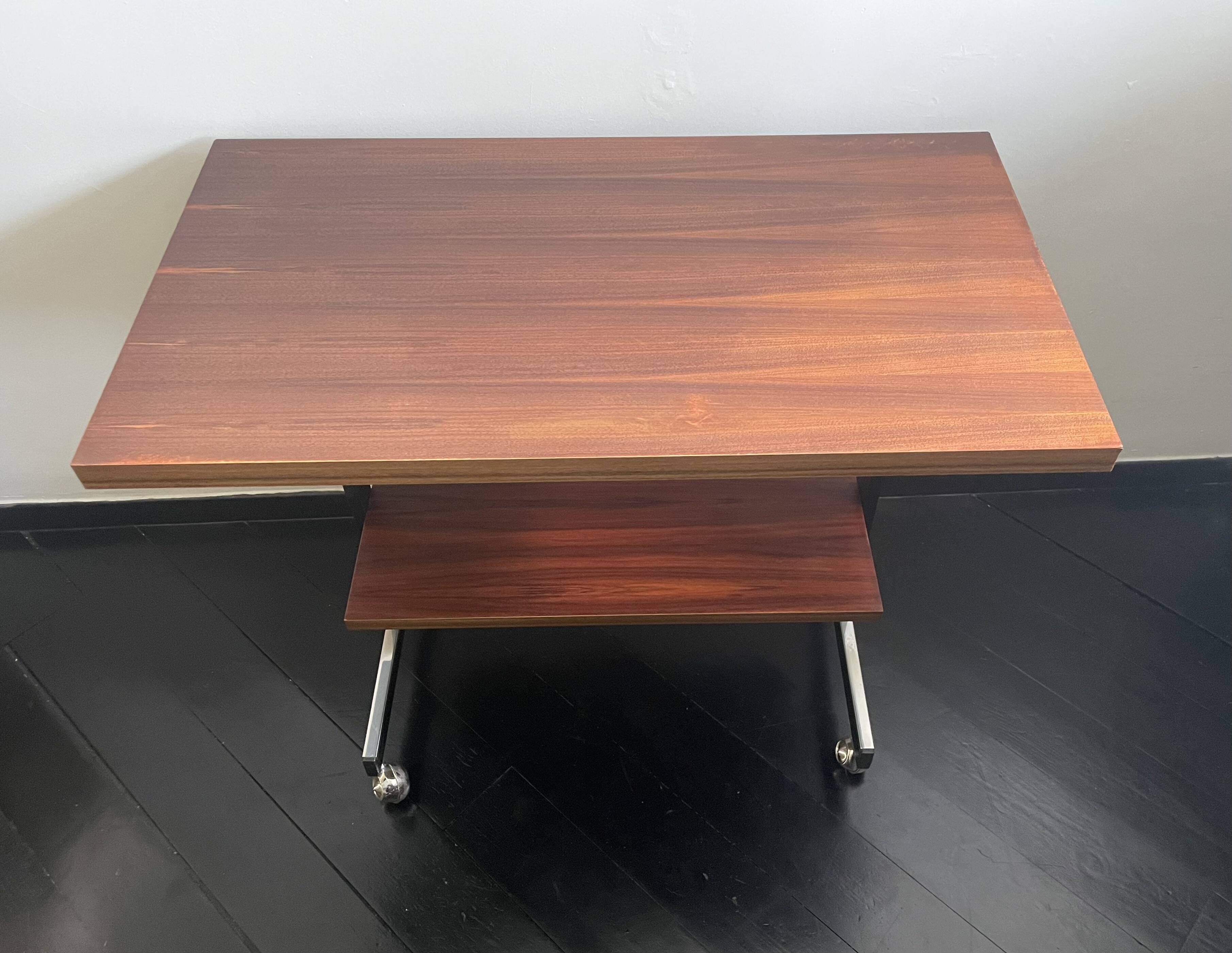 Table d'appoint à 2 niveaux sur roulettes