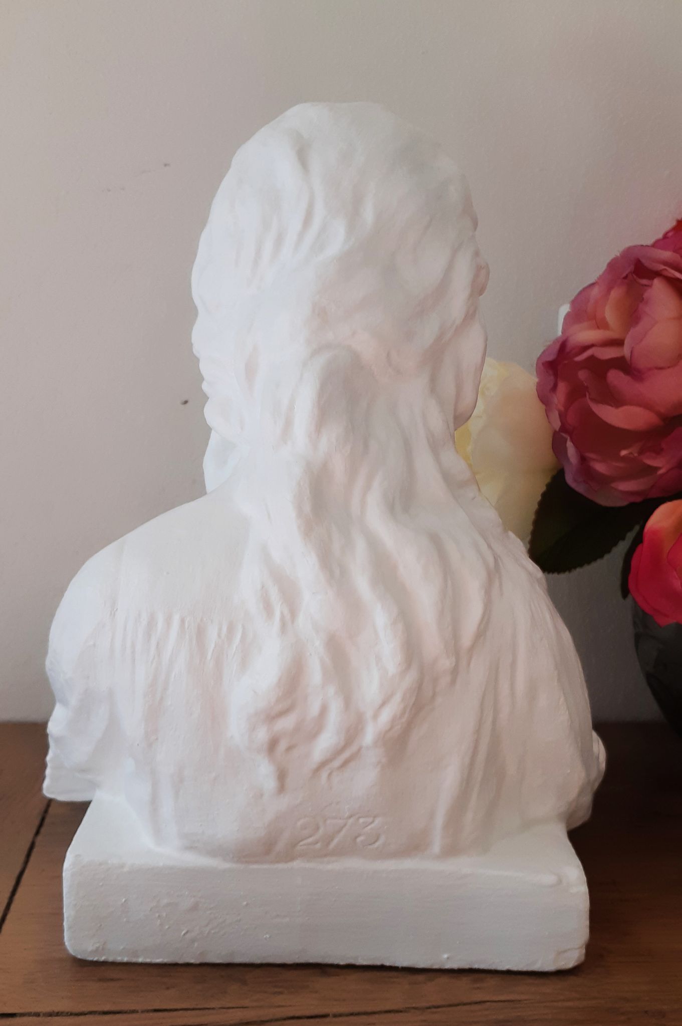 Buste en plâtre enfant lisant