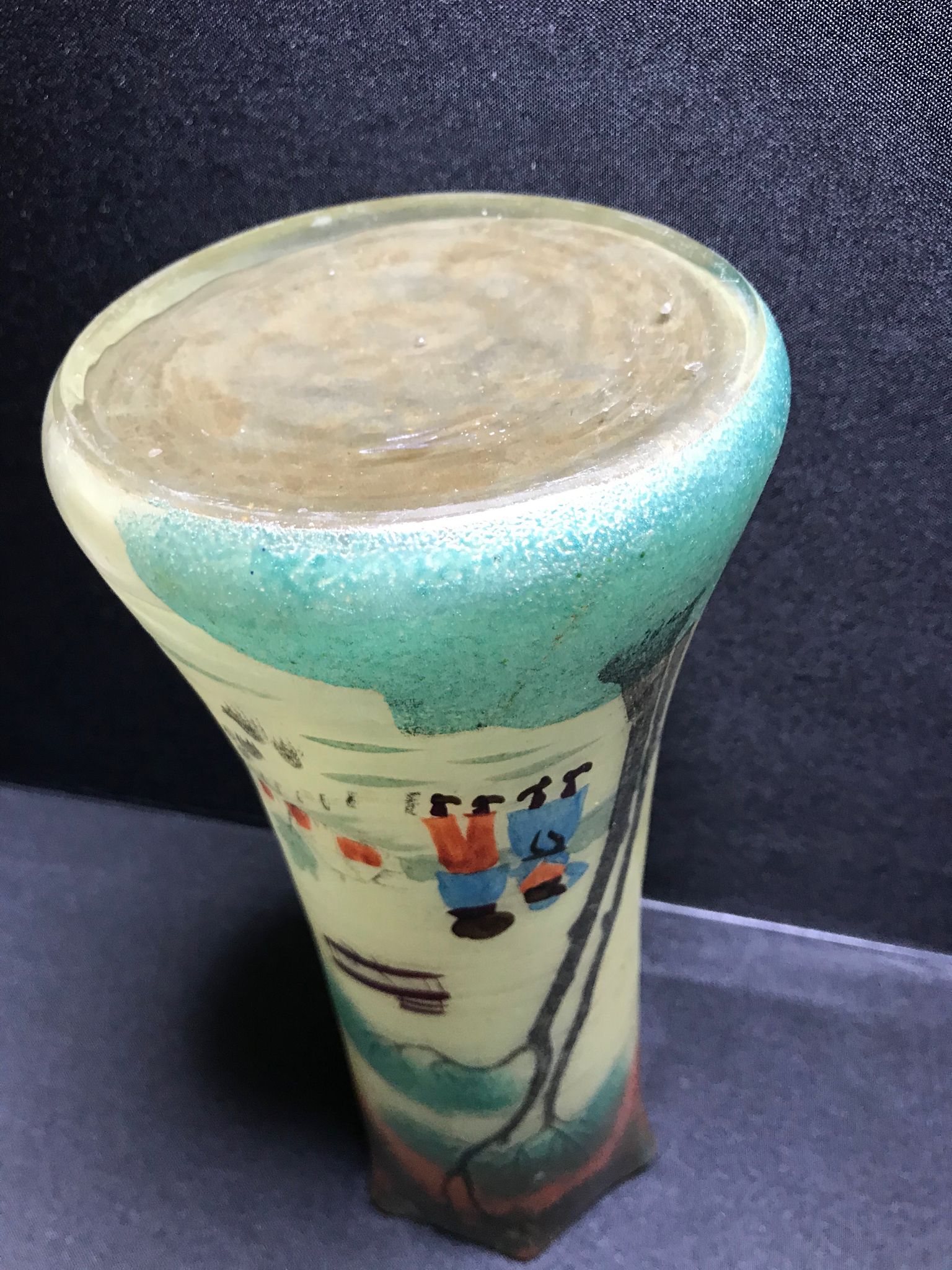 1435 Discreet brand with heel to decipher vase