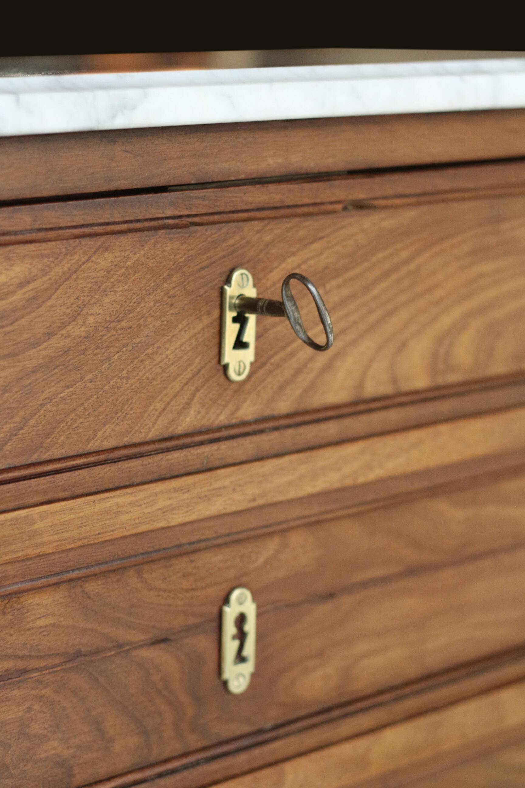 Sumptuous mahogany chiffonier with a secret drawer (circa 1800).