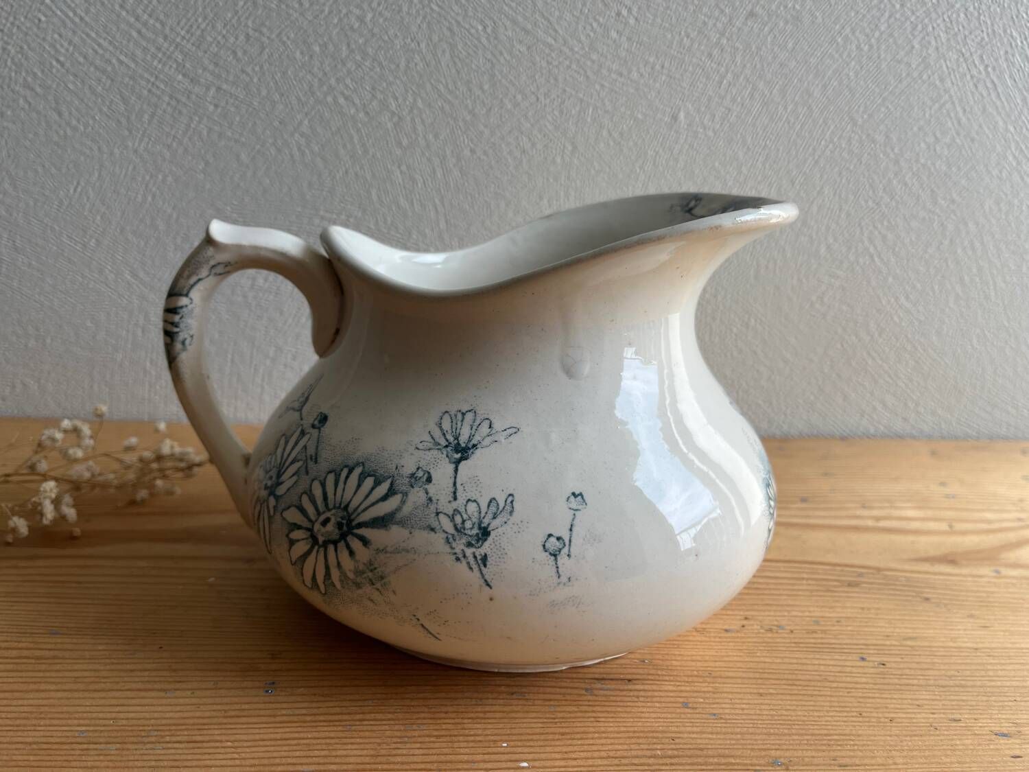 Old jug / pitcher with Daisy pattern from La Faïencerie Nouvelle in Givors.