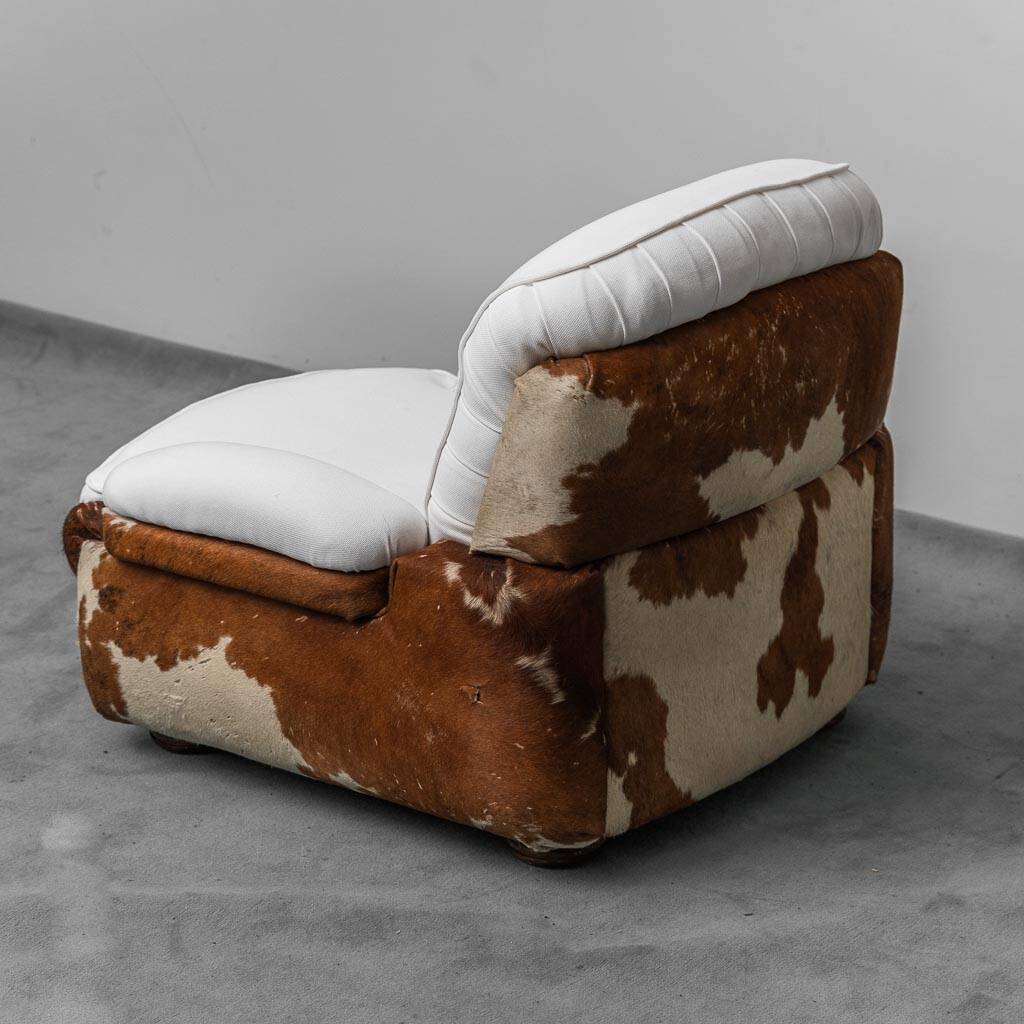 Poltrona vintage in cavallino e tessuto bianco anni ’70 modernariato