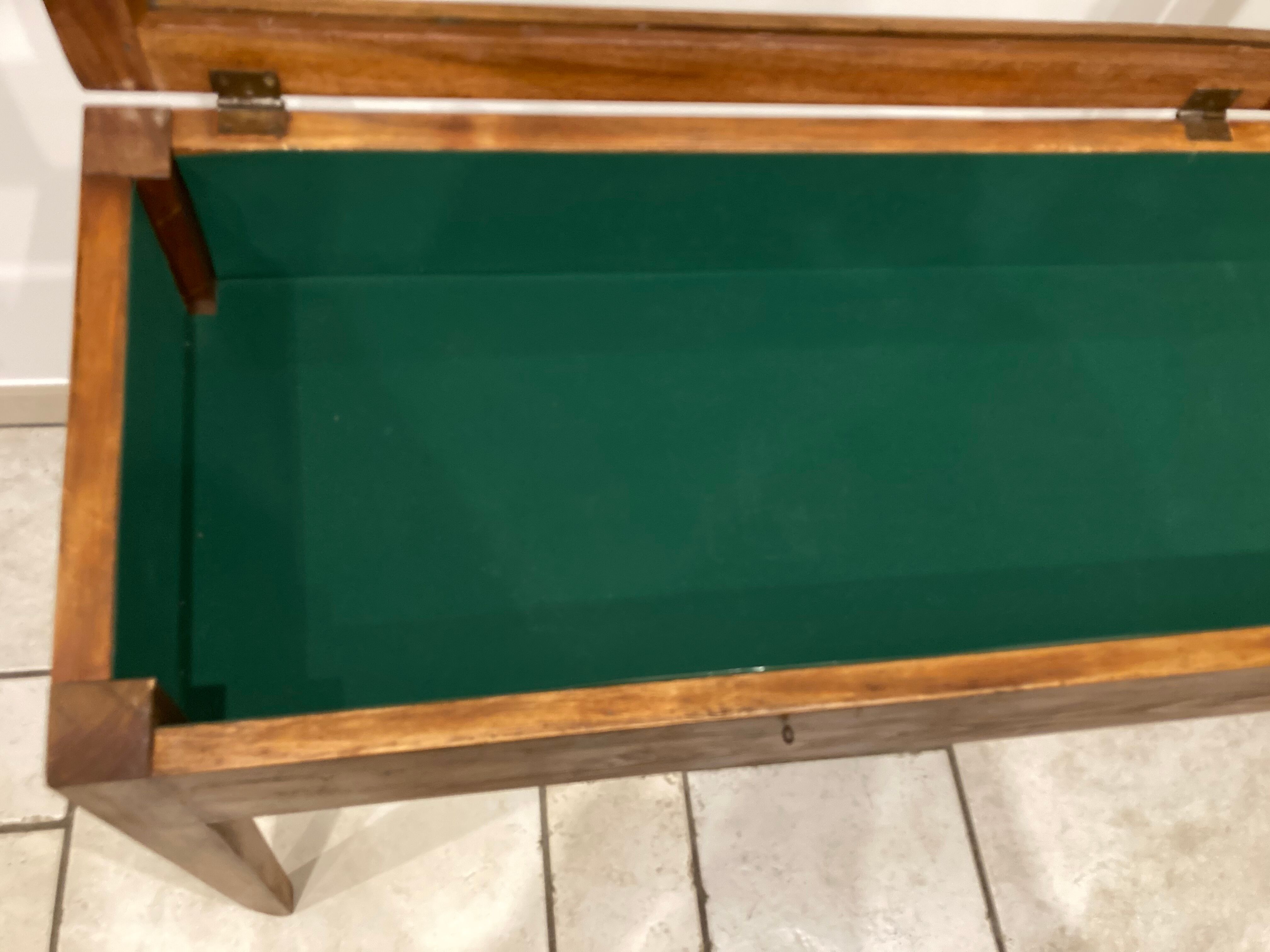 Presentation glass table