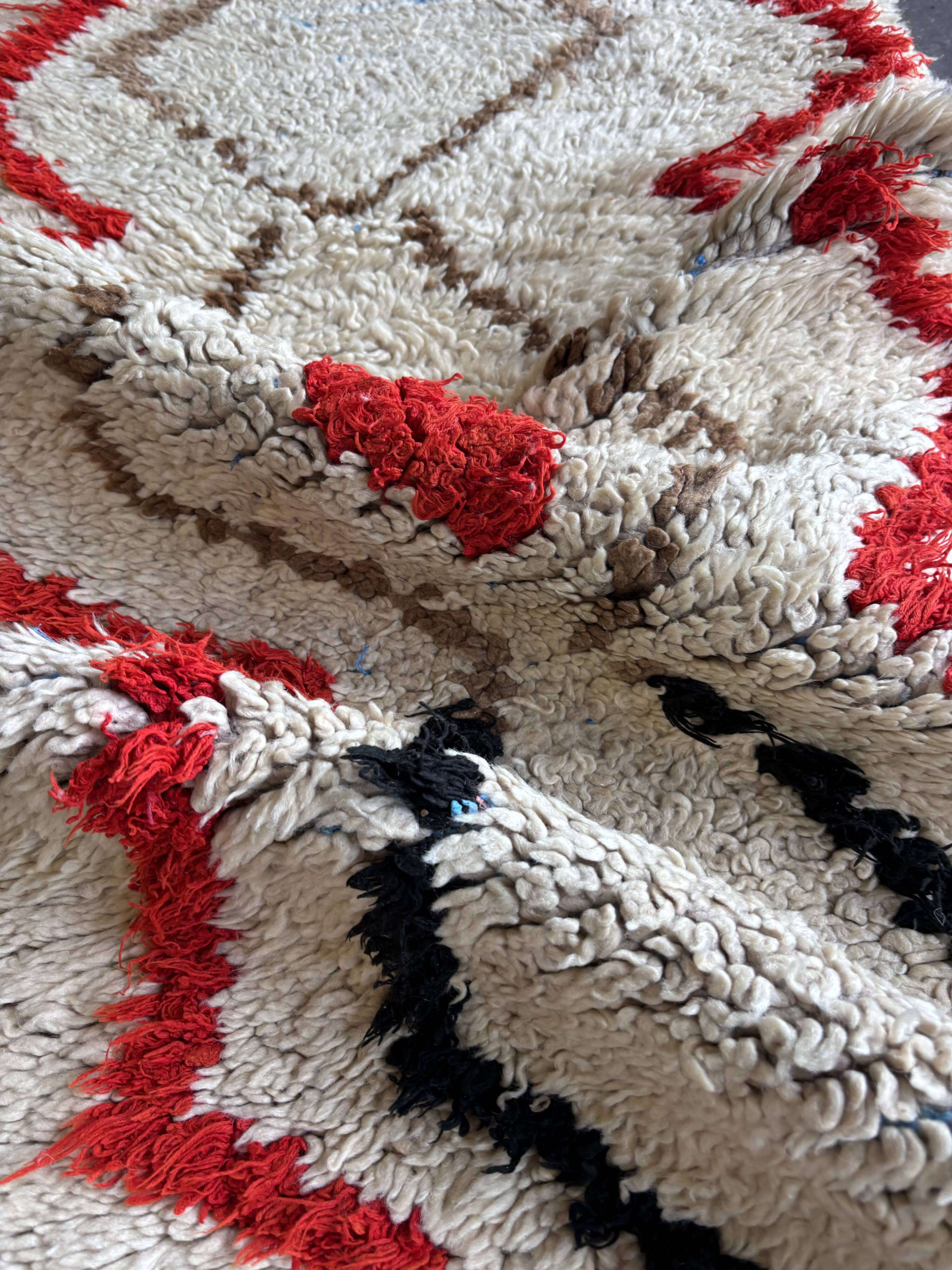 Tapis berbère vintage marocain  – 75x165 cm – Rouge & noir