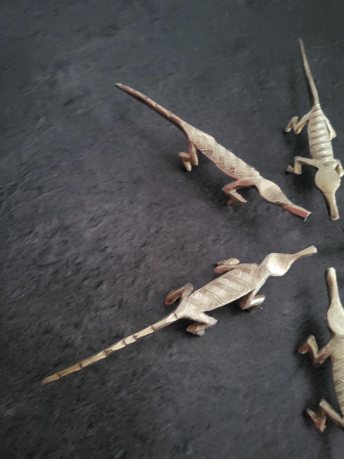 6 vintage knife rests, brass crocodiles, in excellent condition.