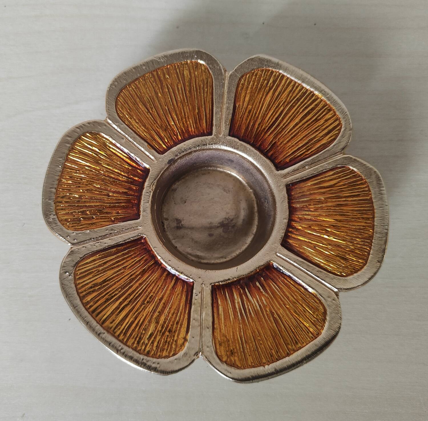 Bougeoir fleur en bronze et émail