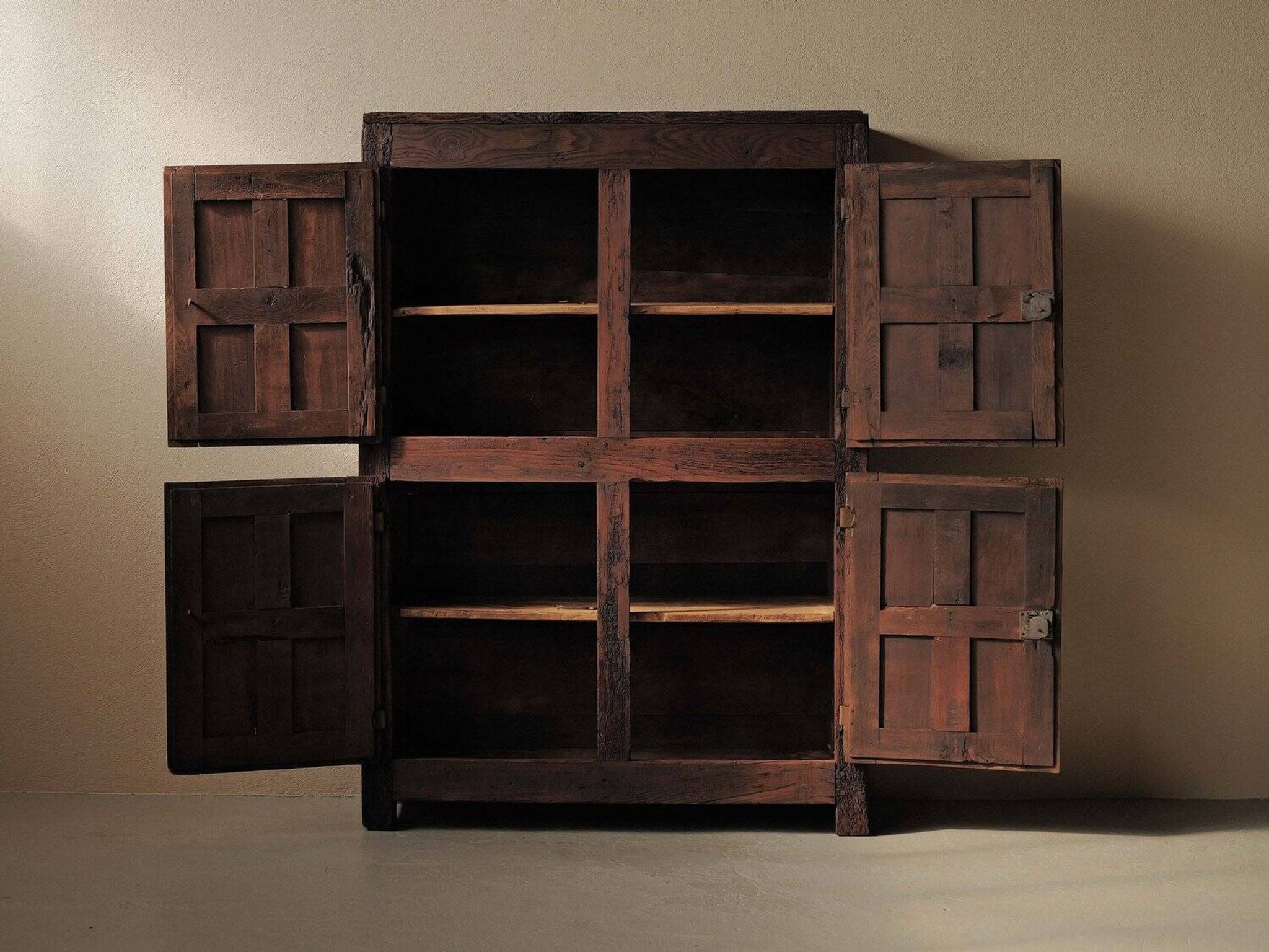Meuble quatre portes en bois massif, XVIIIᵉ siècle