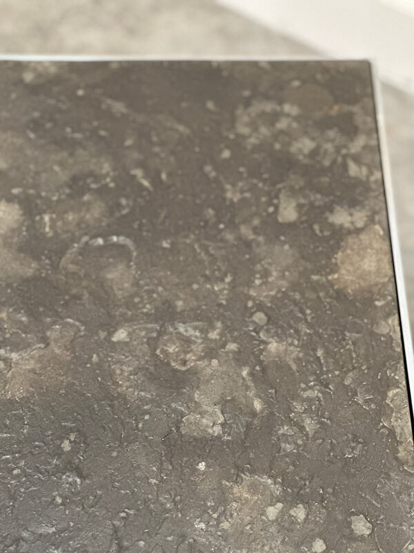 Table basse en ardoise et chrome des années 1970 avec fossile de coquillage, Allemagne des années 1970.