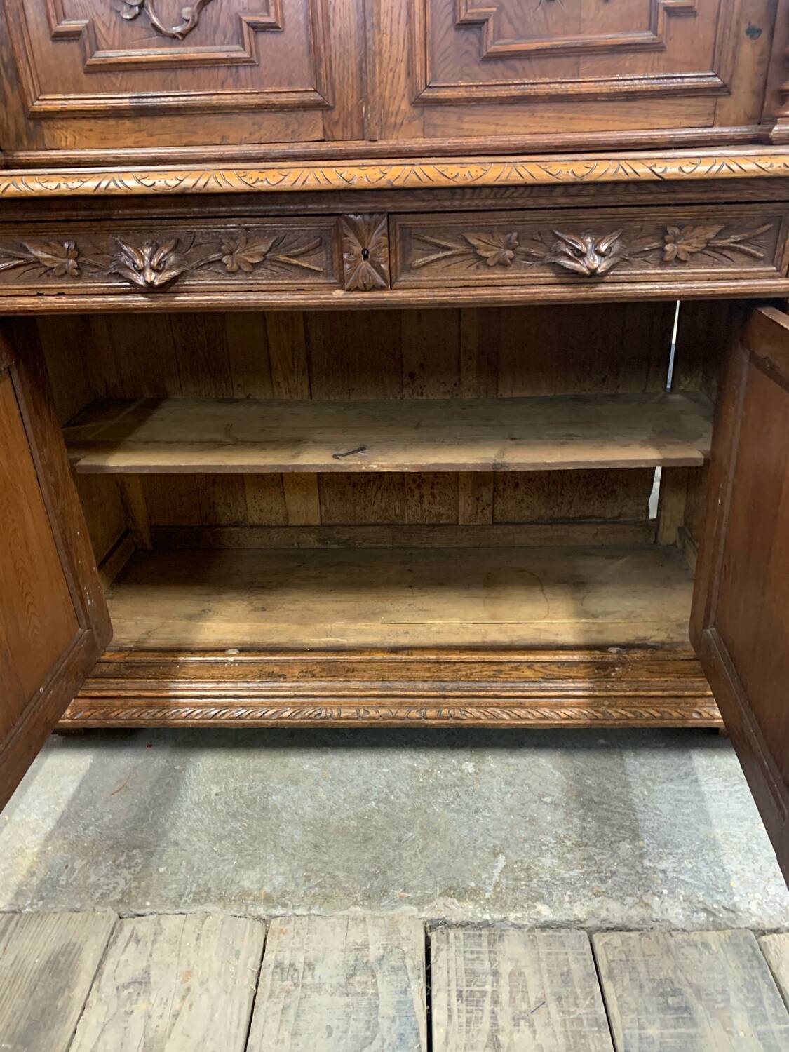 Buffet 2 corps de chasse en bois tourné et sculpté, vers 1900