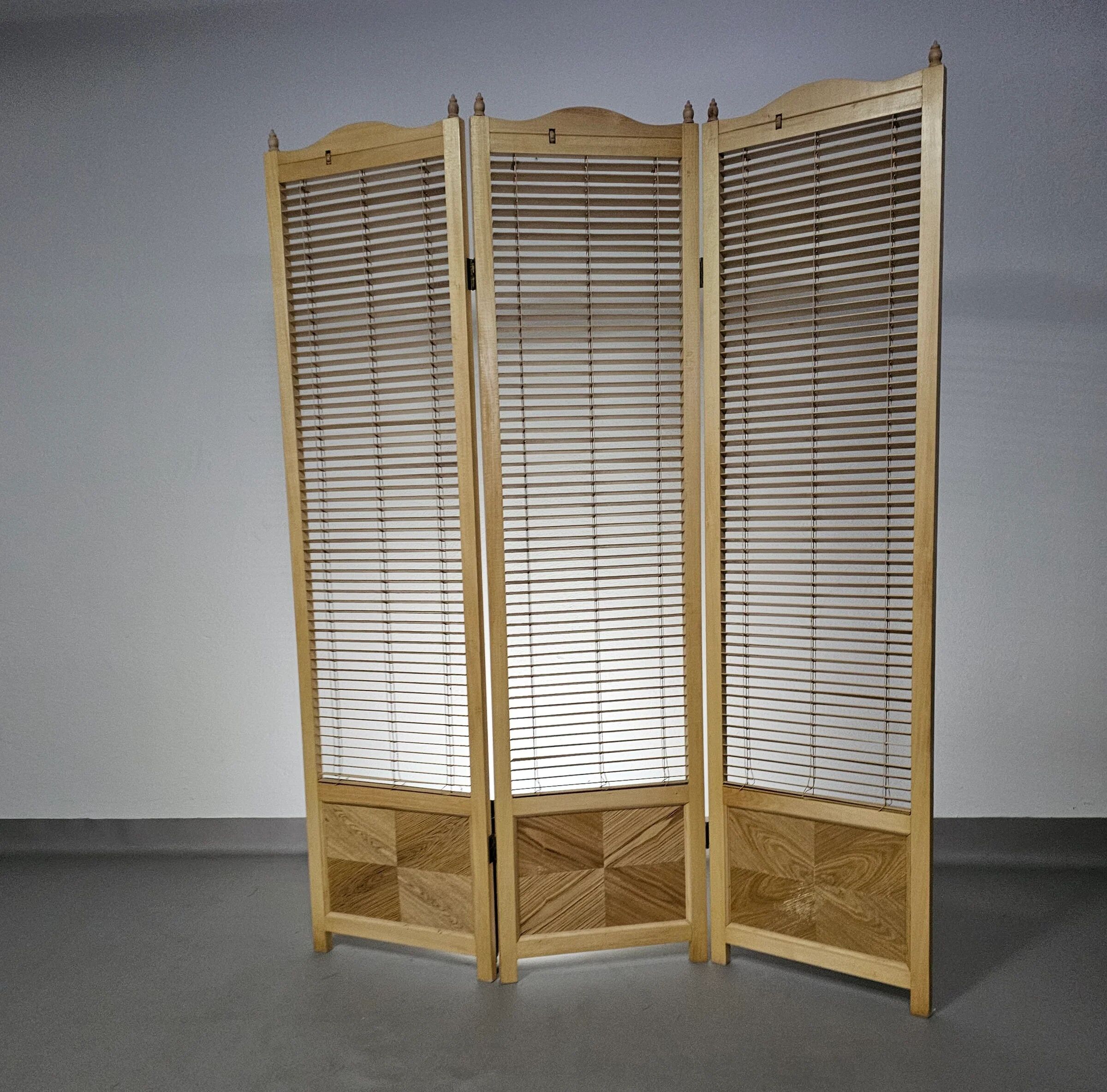 Room divider, French blonde beech louvered screen, 1960s, width 155 cm, height 185 cm