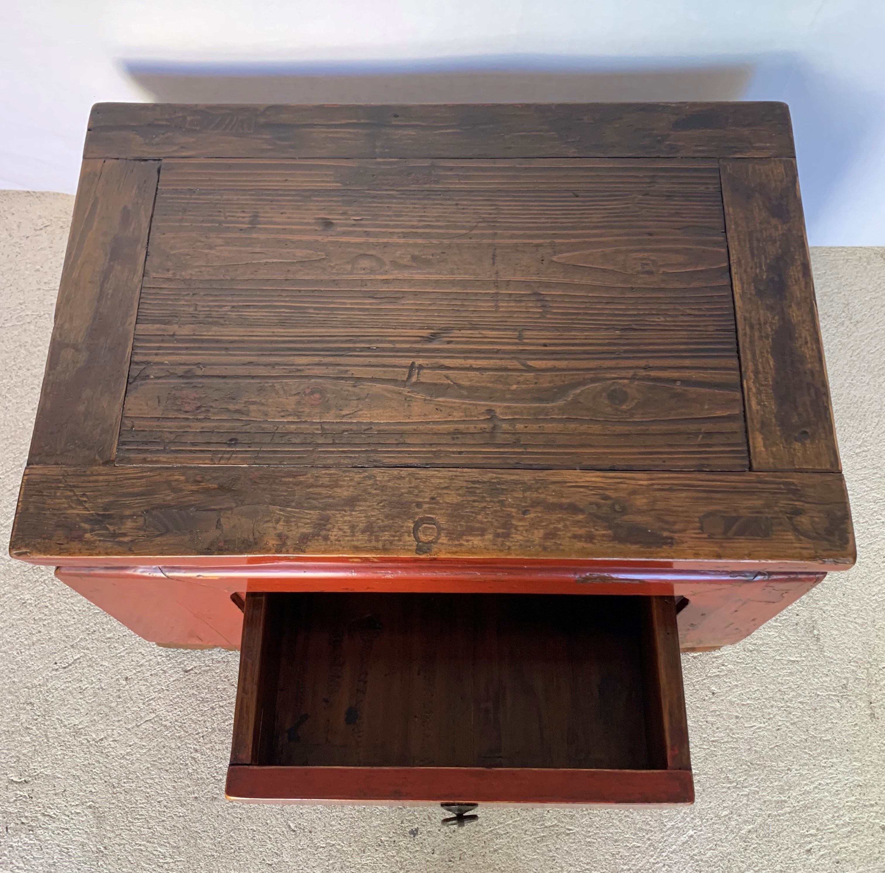 Lot de trois tables basses chinoises