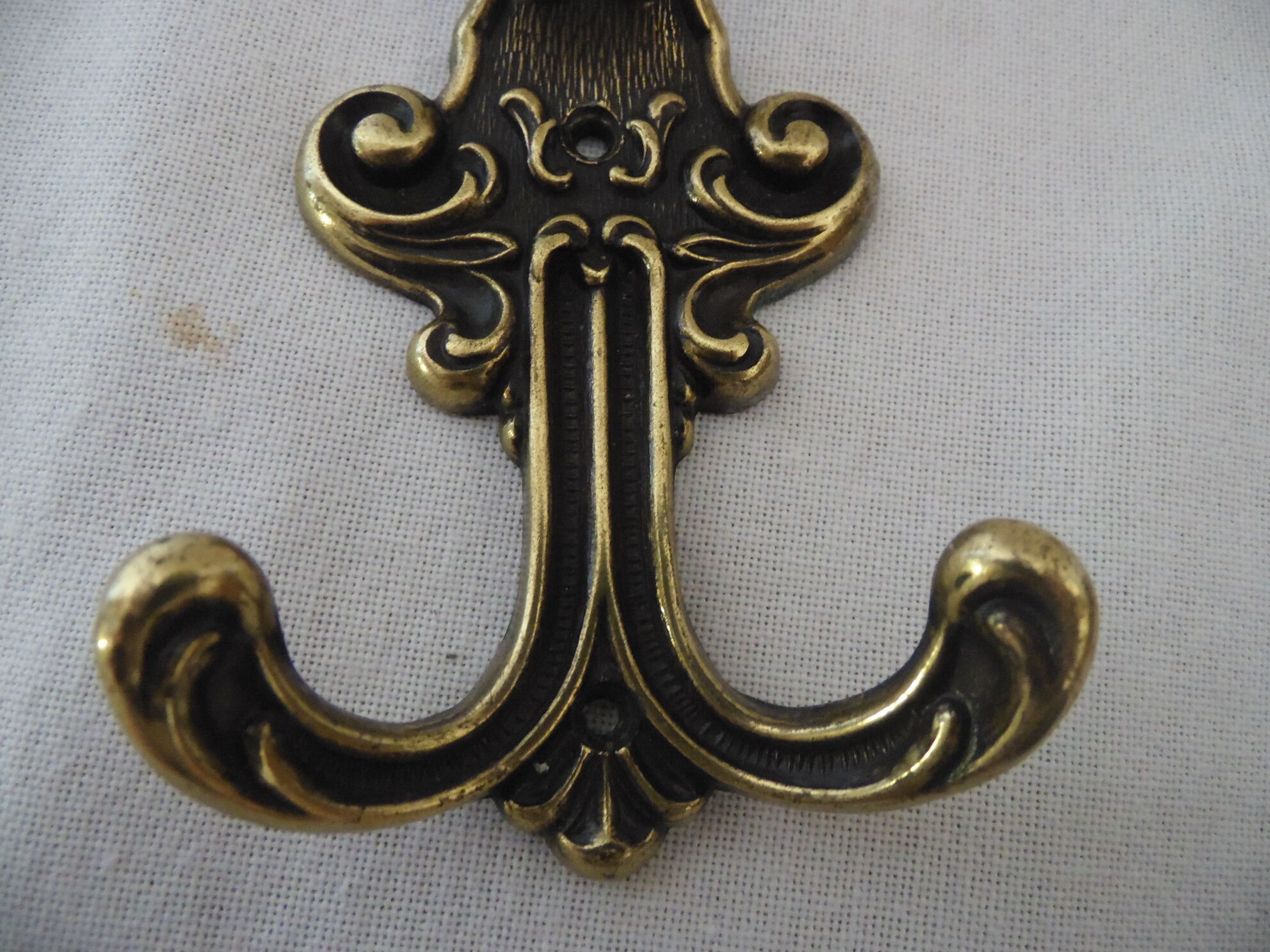 Brass hanging patere