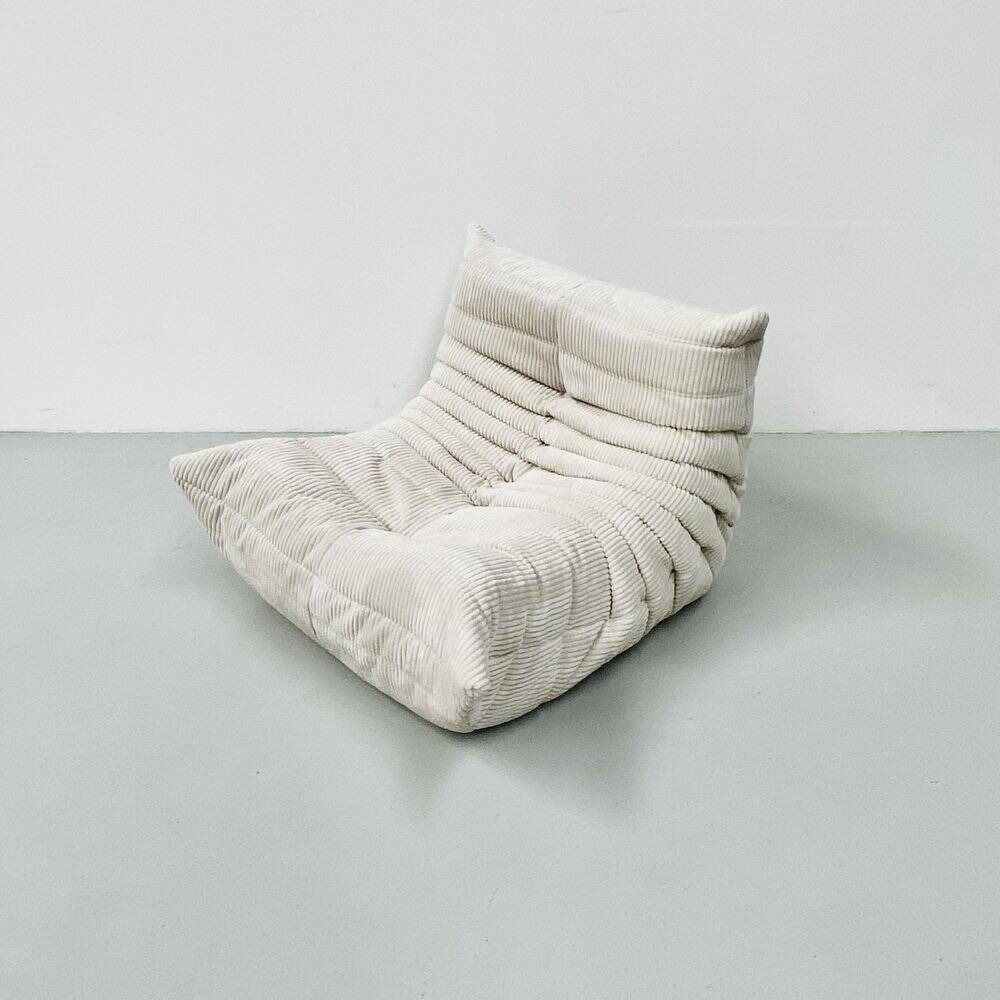 Fauteuil Togo Lounge en velours côtelé beige par Michel Ducaroy pour Ligne Roset.