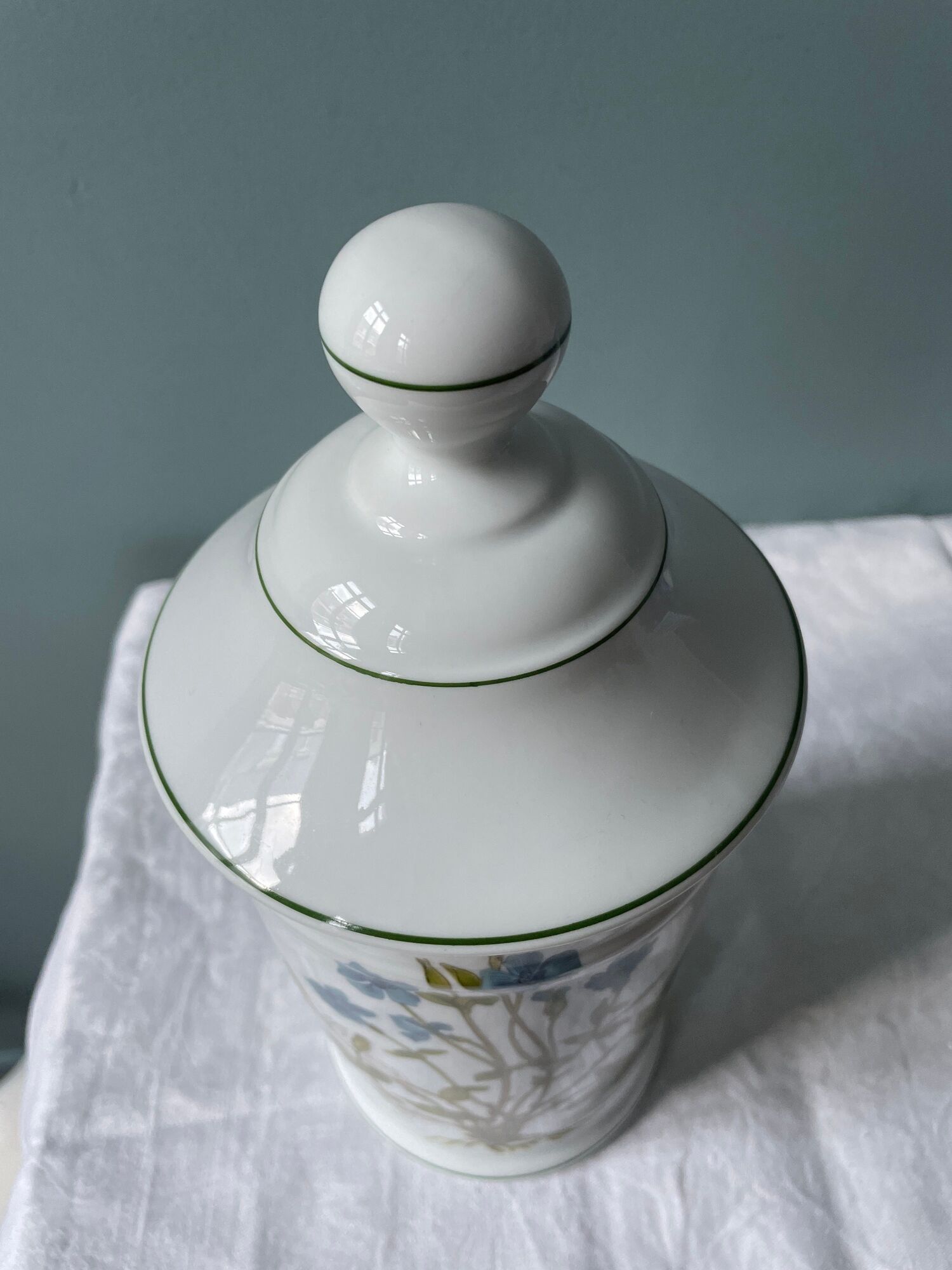 Medicine jar "Pervinca" in Limoges porcelain France