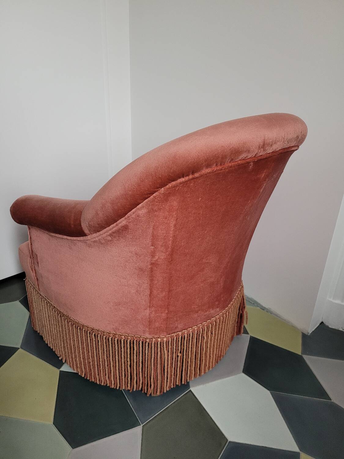 Pink velvet toad armchair with footrest