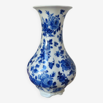 Ancien vase en porcelaine Lindner décoré de roses bleues cobalt