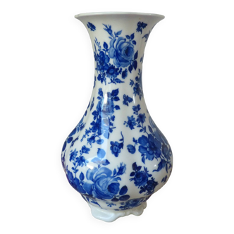 Ancien vase en porcelaine Lindner décoré de roses bleues cobalt