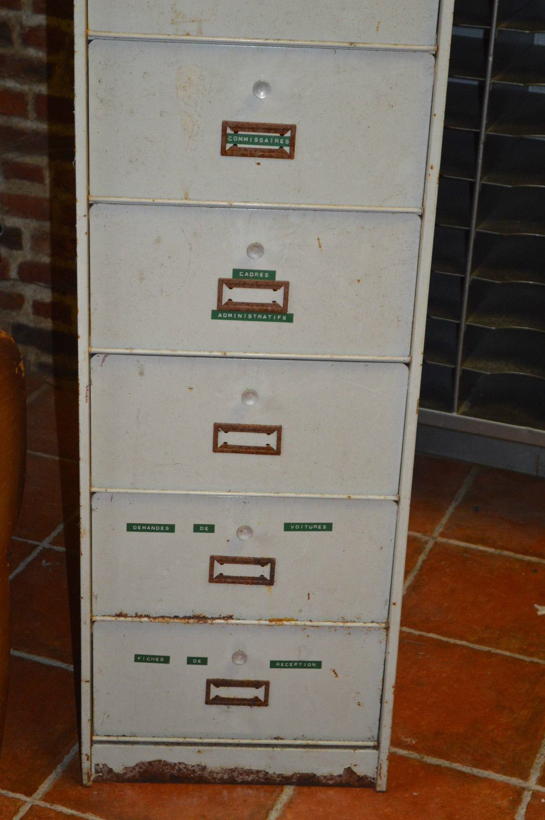 Meuble a clapets en fer