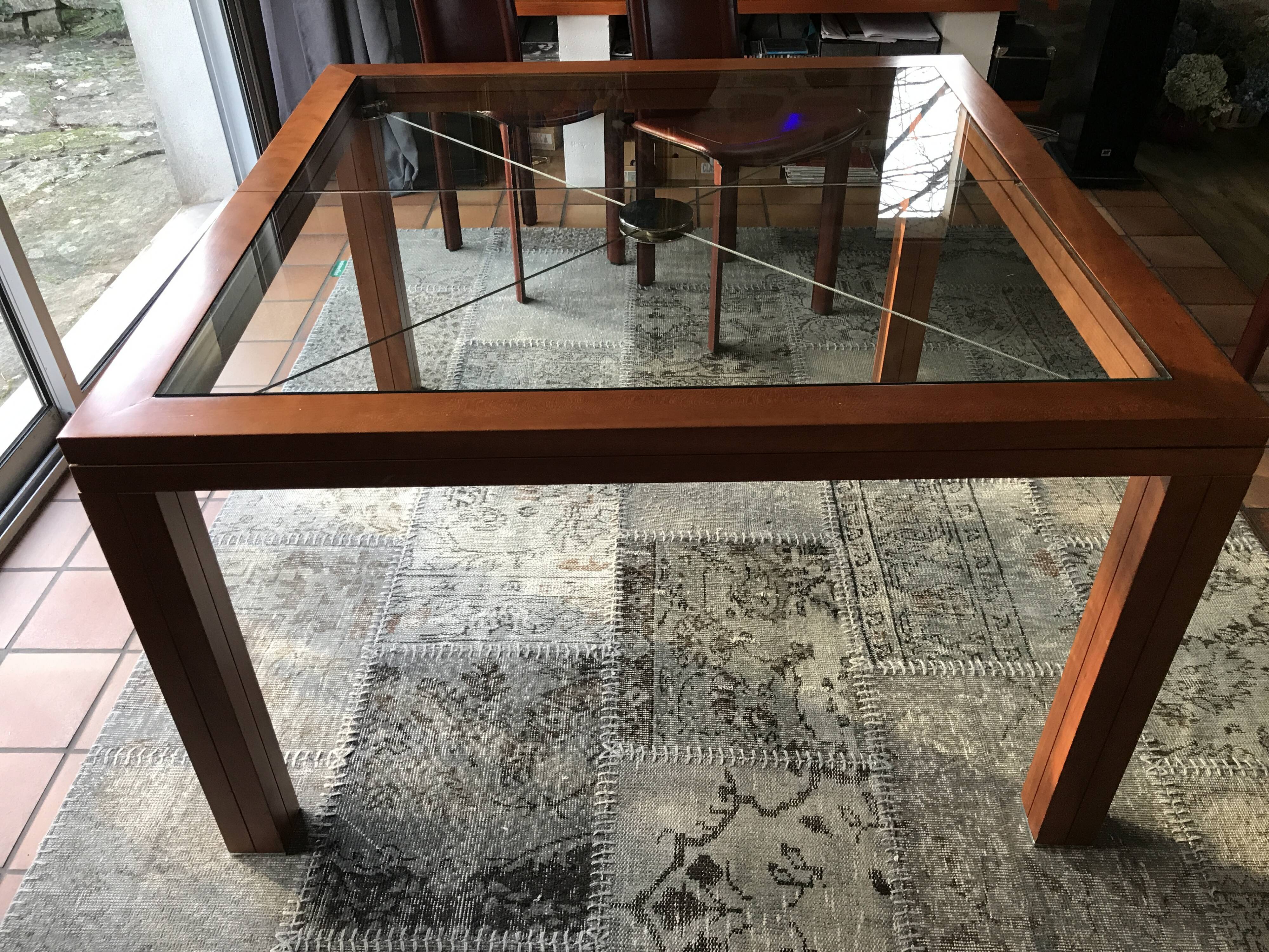 Table merisier plateau verre arbalète Roche Bobois