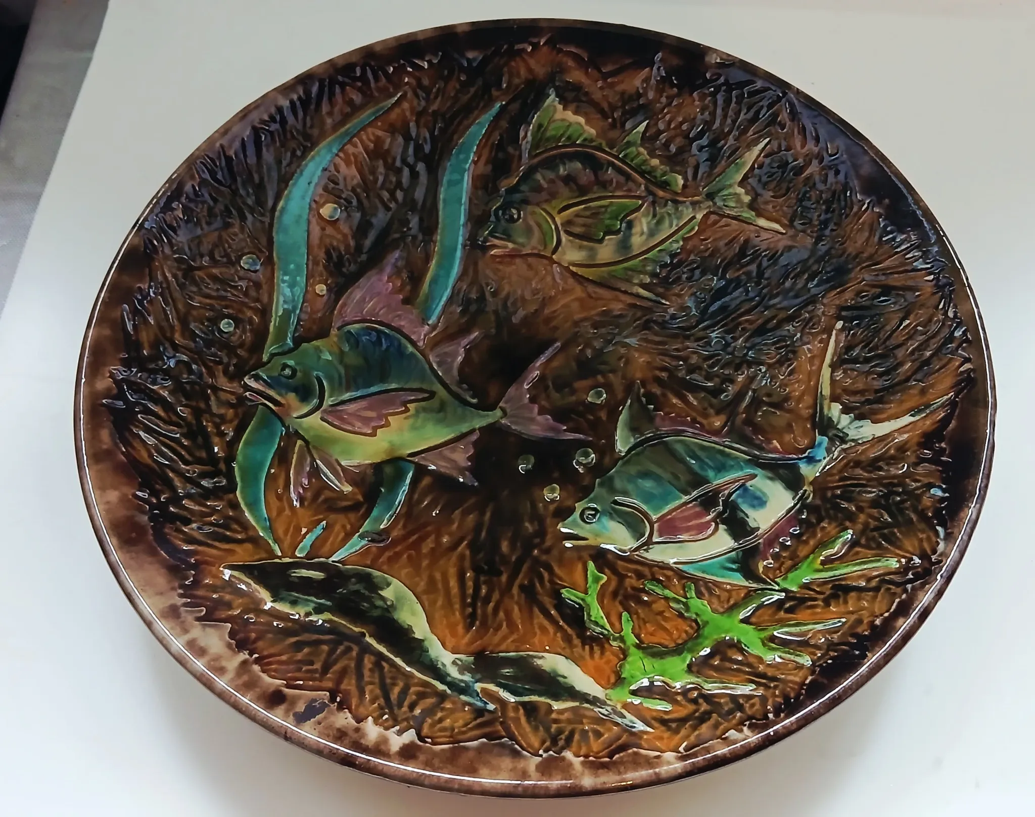 Relief barbotine dish "LA BISBAL SALAMO" with fish.