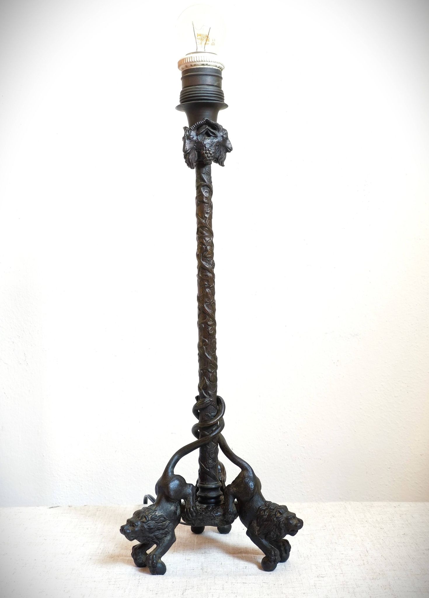 Vintage table lamp in patinated bronze with lion decor, 1950s.