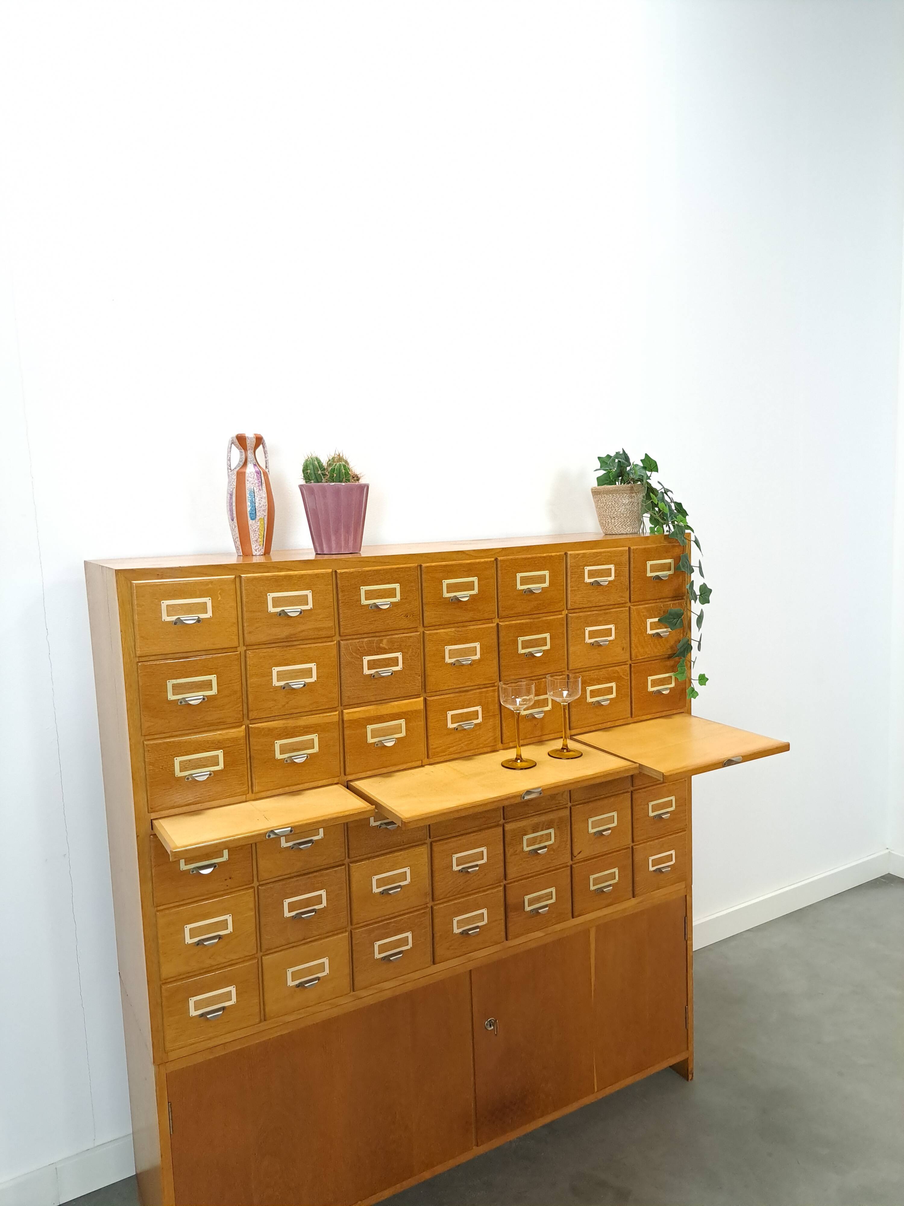 Oude houten ladekast met uitschuifbare planken
