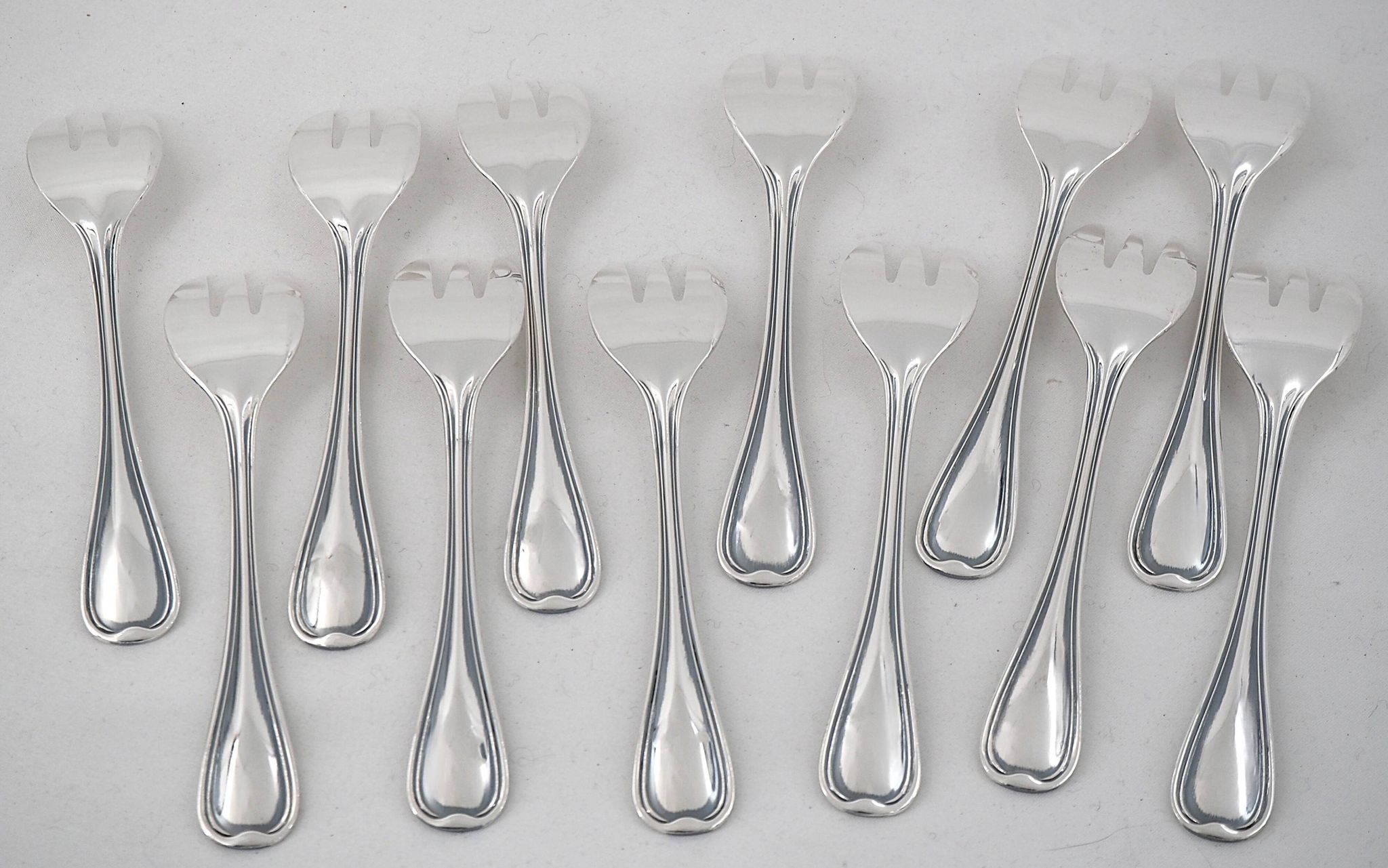 Ercuis Auteuil, 12 silver-plated oyster forks, in perfect condition.